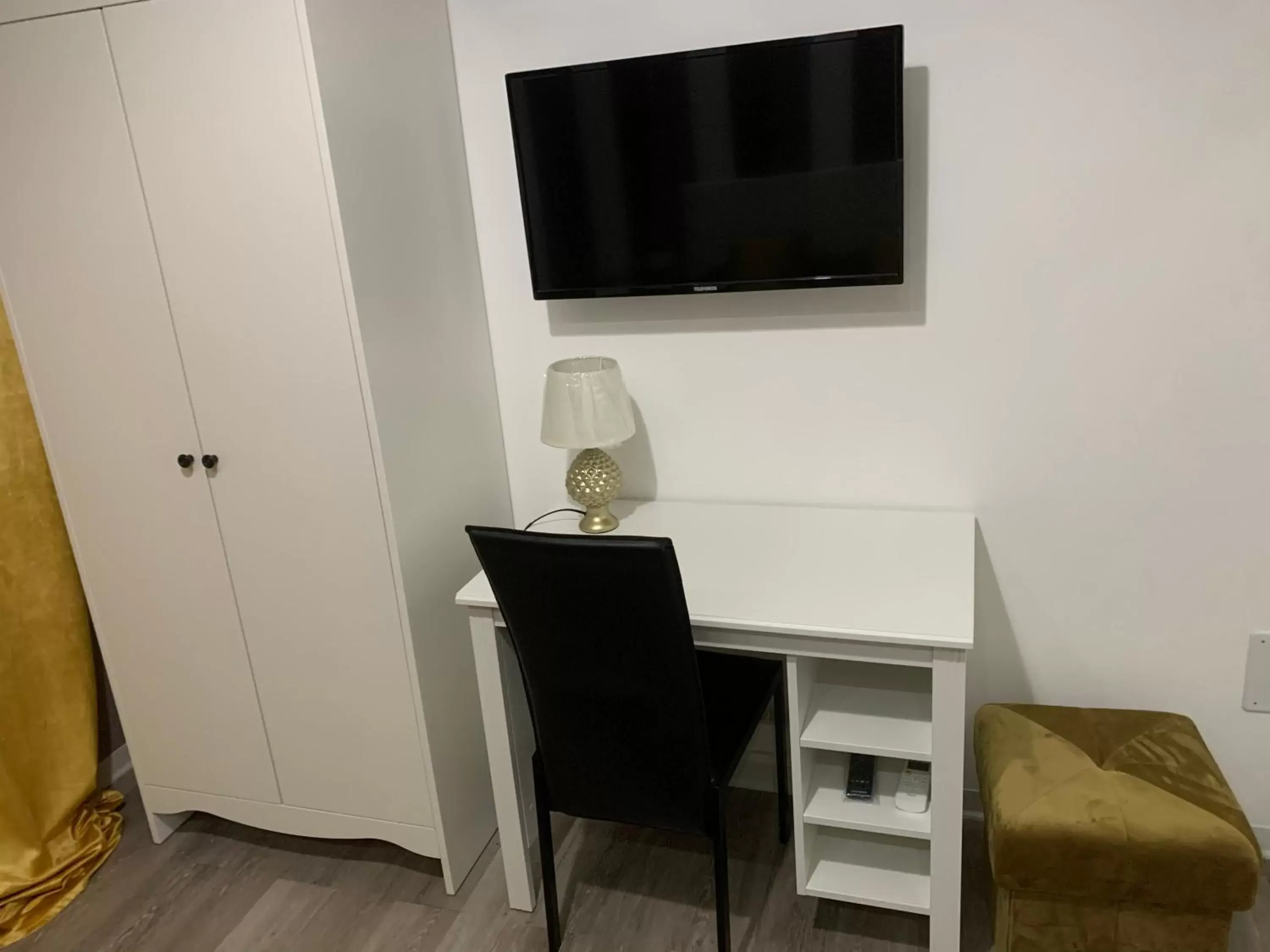 TV and multimedia, TV/Entertainment Center in B&B Ramura