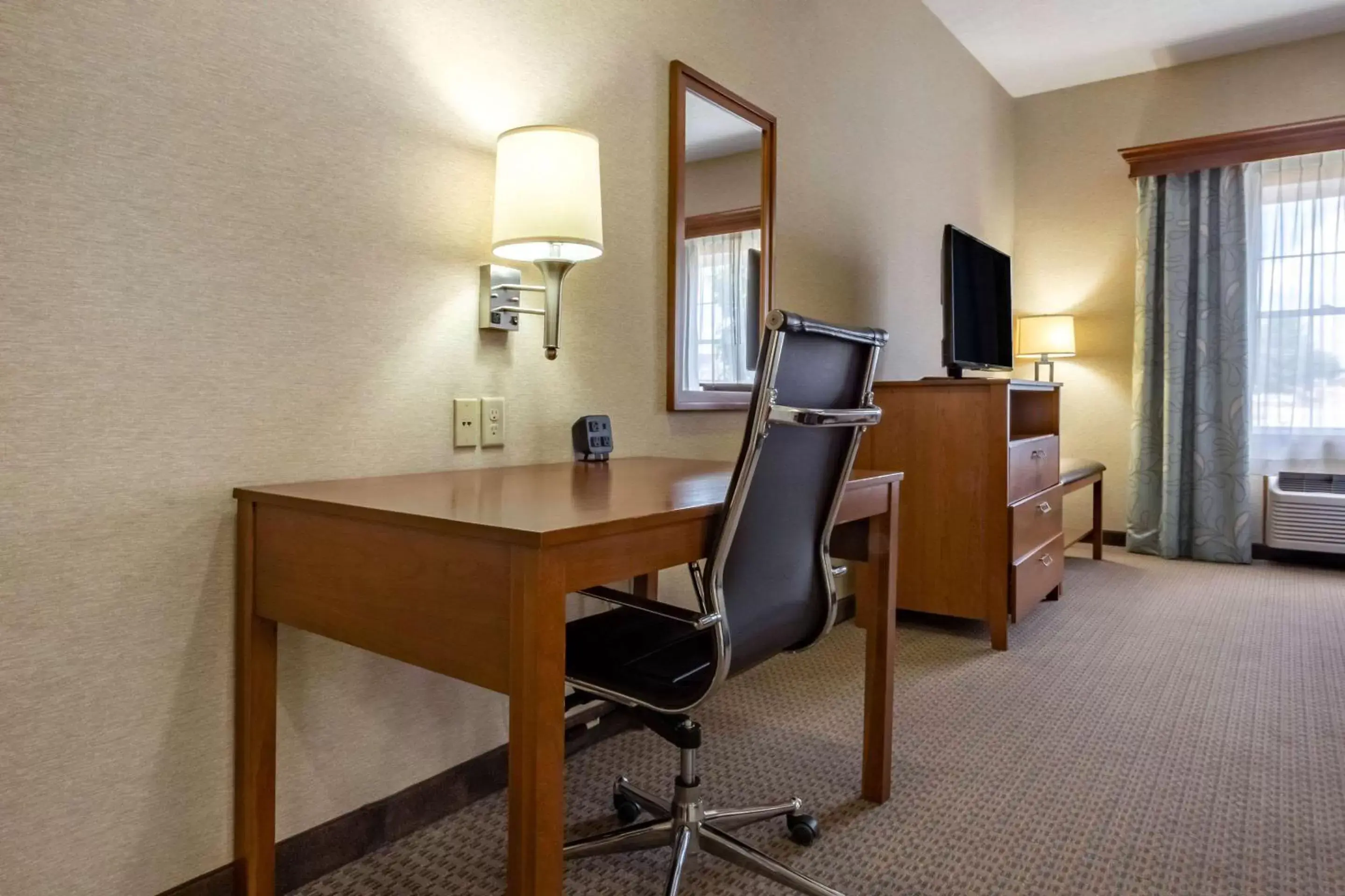 Bedroom, TV/Entertainment Center in Comfort Suites Hotel and Conference Center