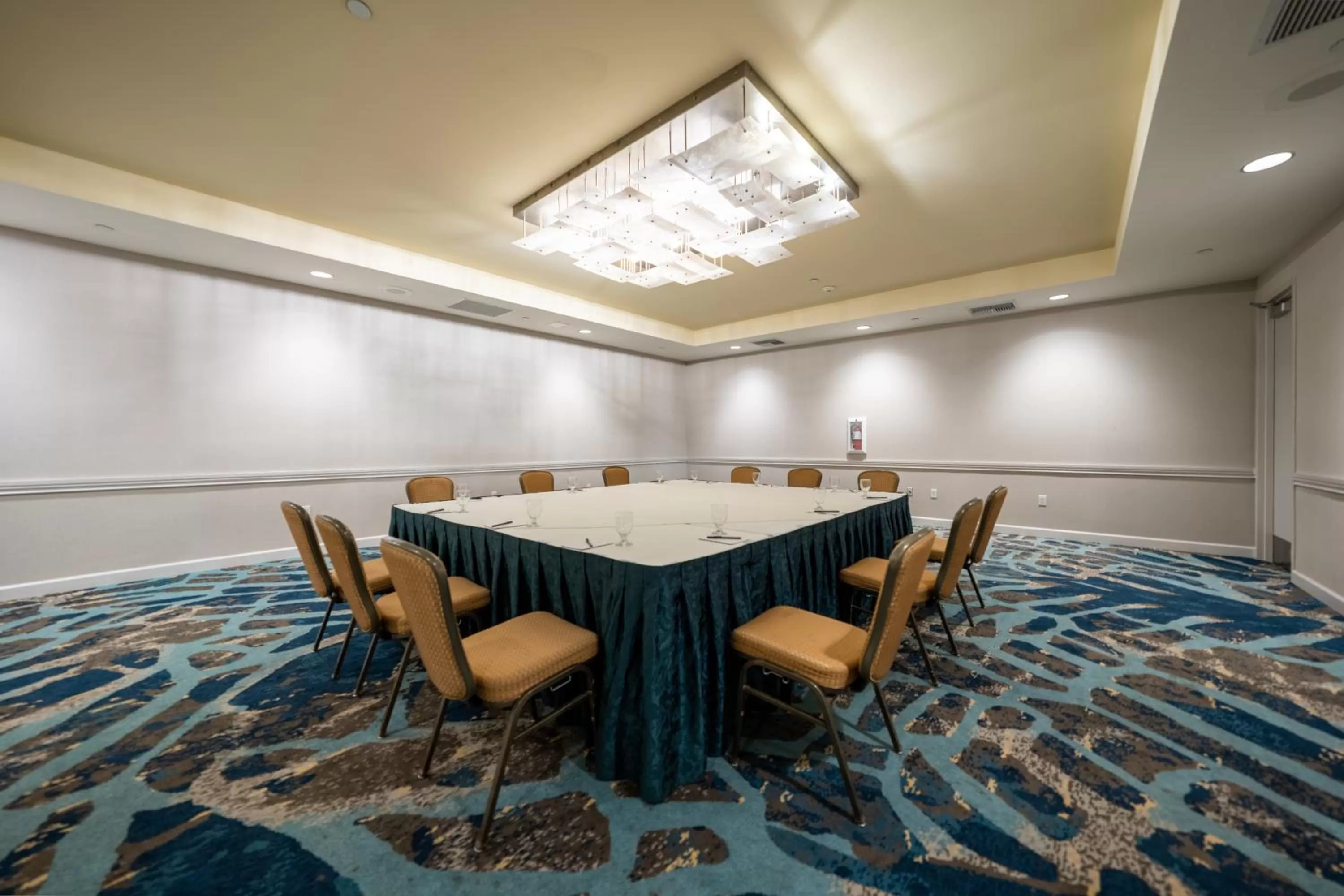 Meeting/conference room in Crowne Plaza Ventura Beach by IHG