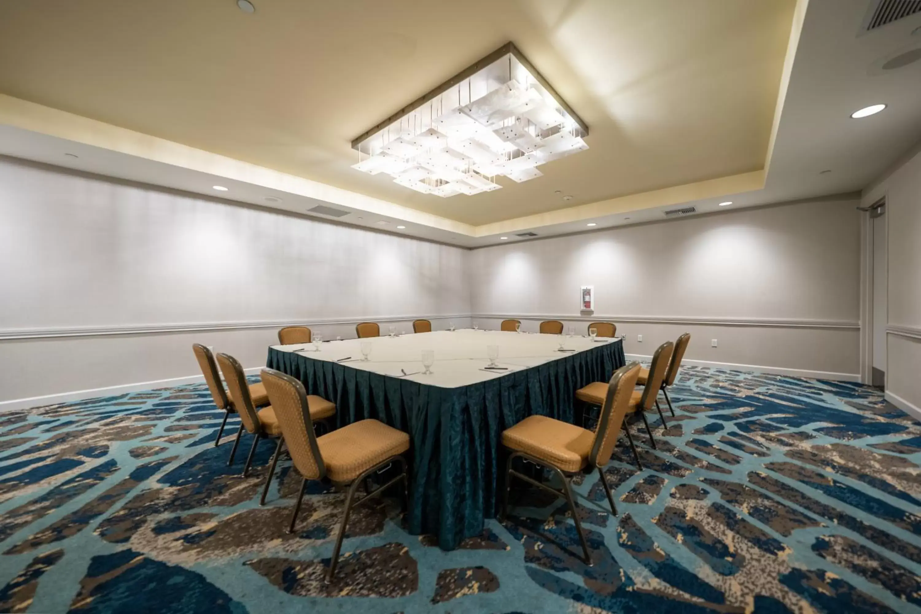 Meeting/conference room in Crowne Plaza Hotel Ventura Beach, an IHG Hotel