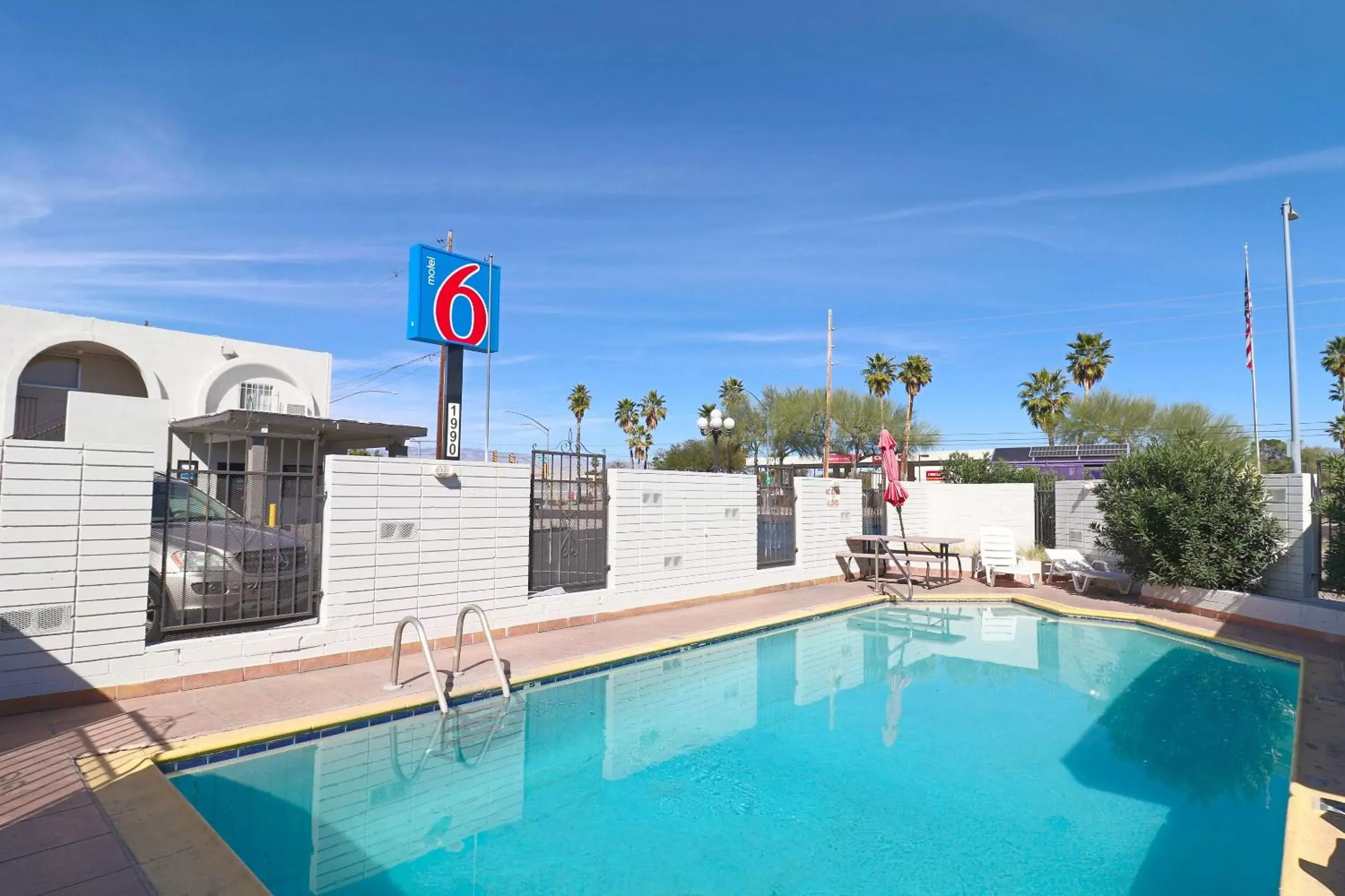 Property building, Swimming Pool in Motel 6 Tucson, AZ - East Williams Center