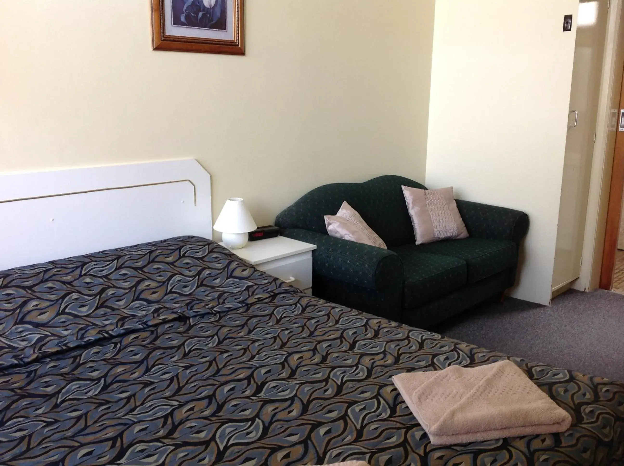 Bedroom, Bed in Grand Central Motel