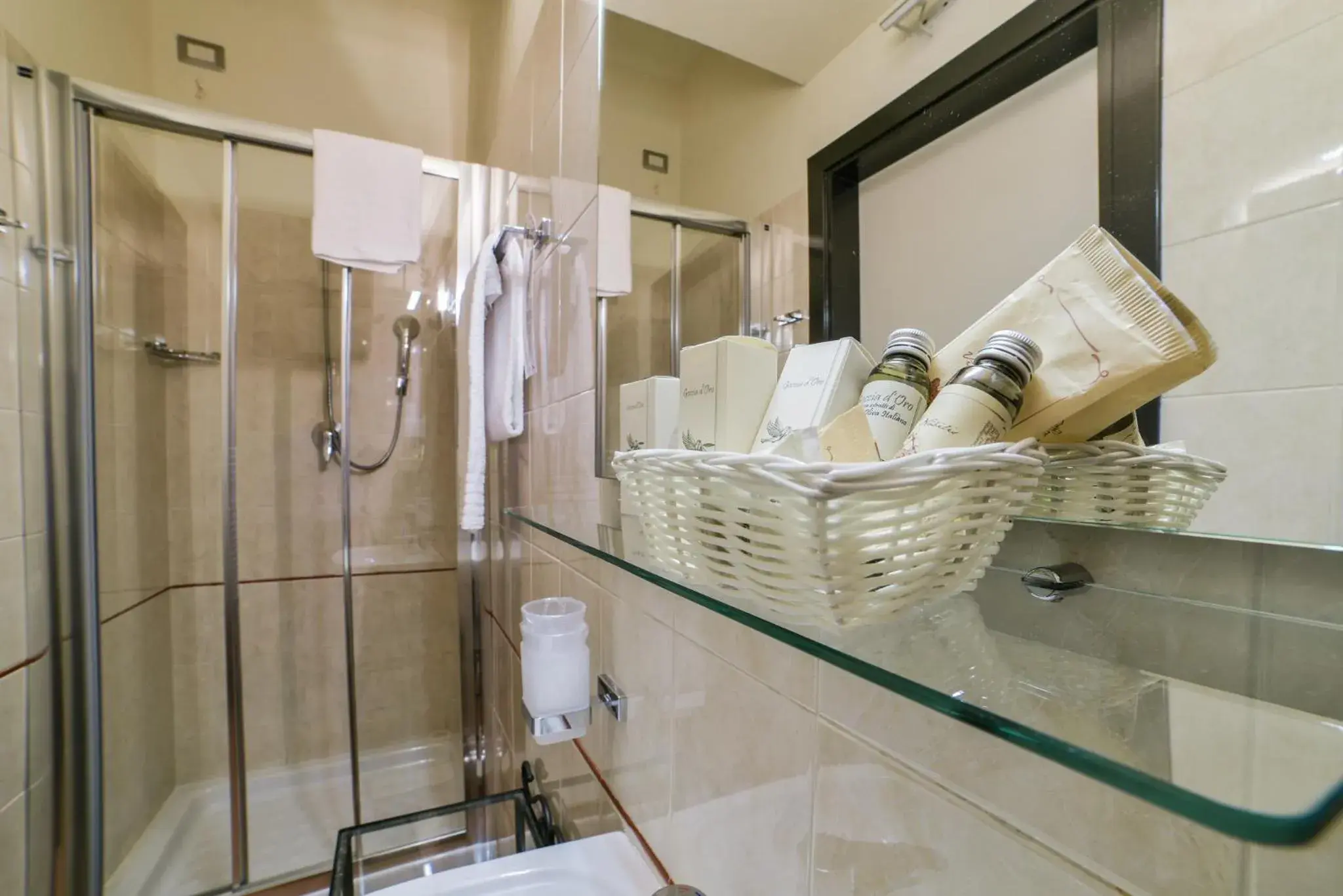 Bathroom, Coffee/Tea Facilities in Hotel Bella Firenze