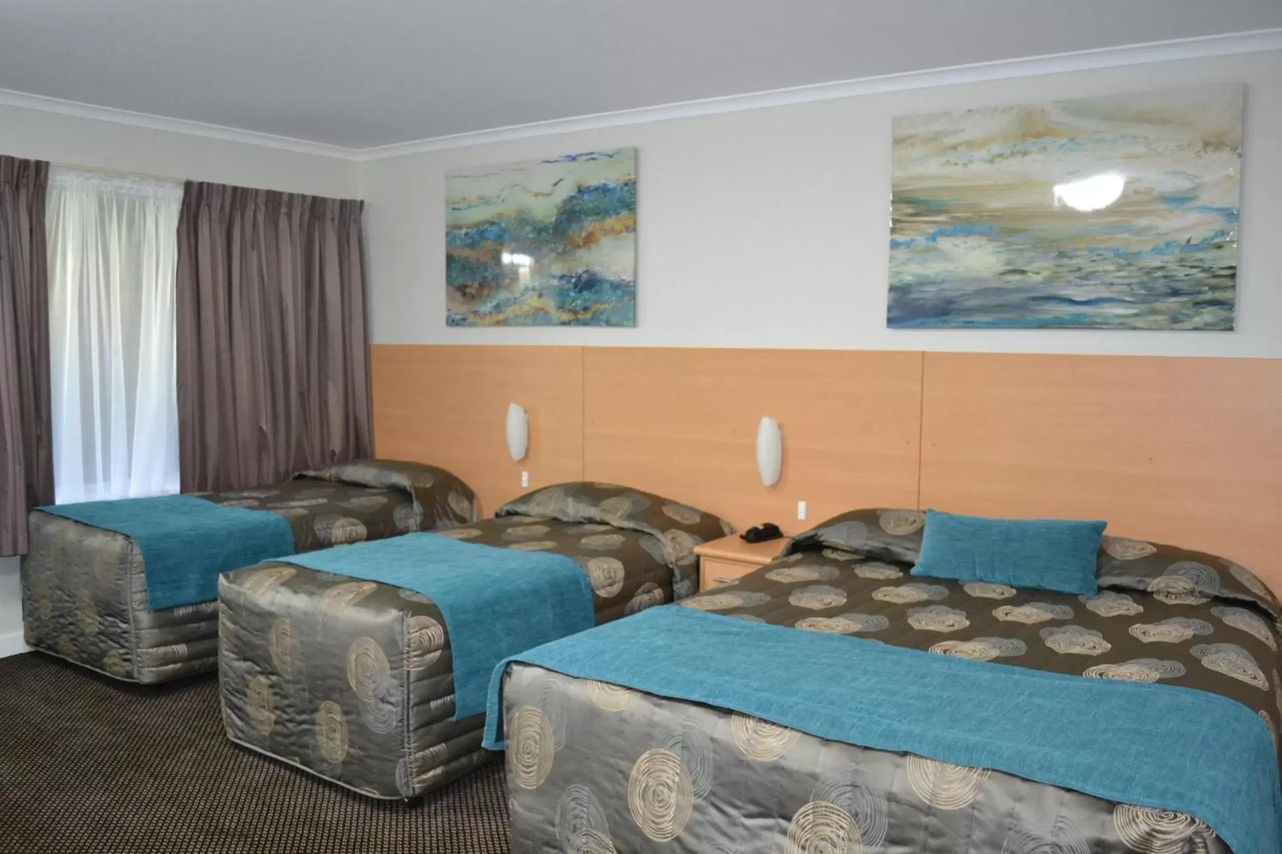 Photo of the whole room, Bed in Cattlemans Country Motor Inn & Serviced Apartments