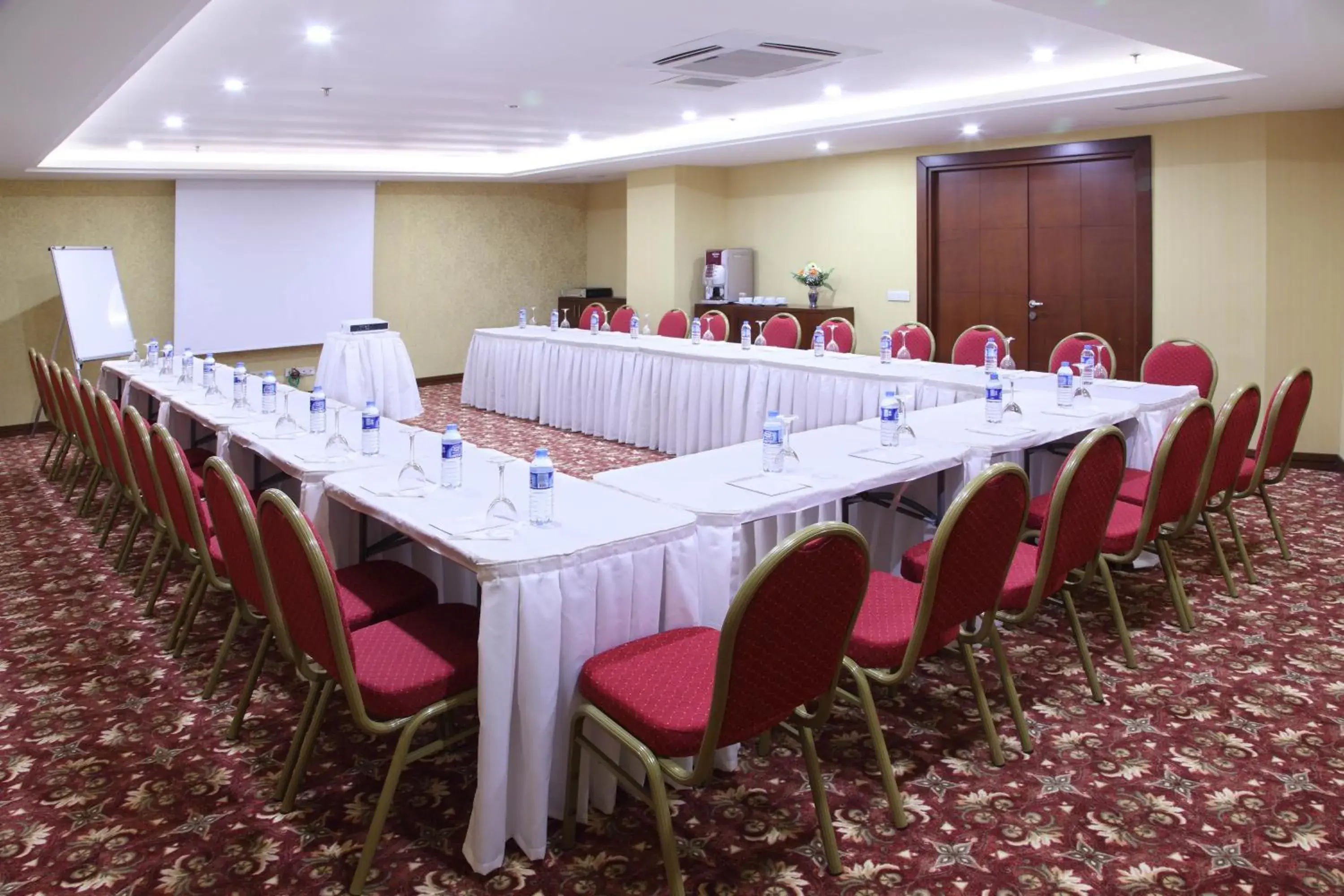 Business facilities in Hotel Senbayrak City