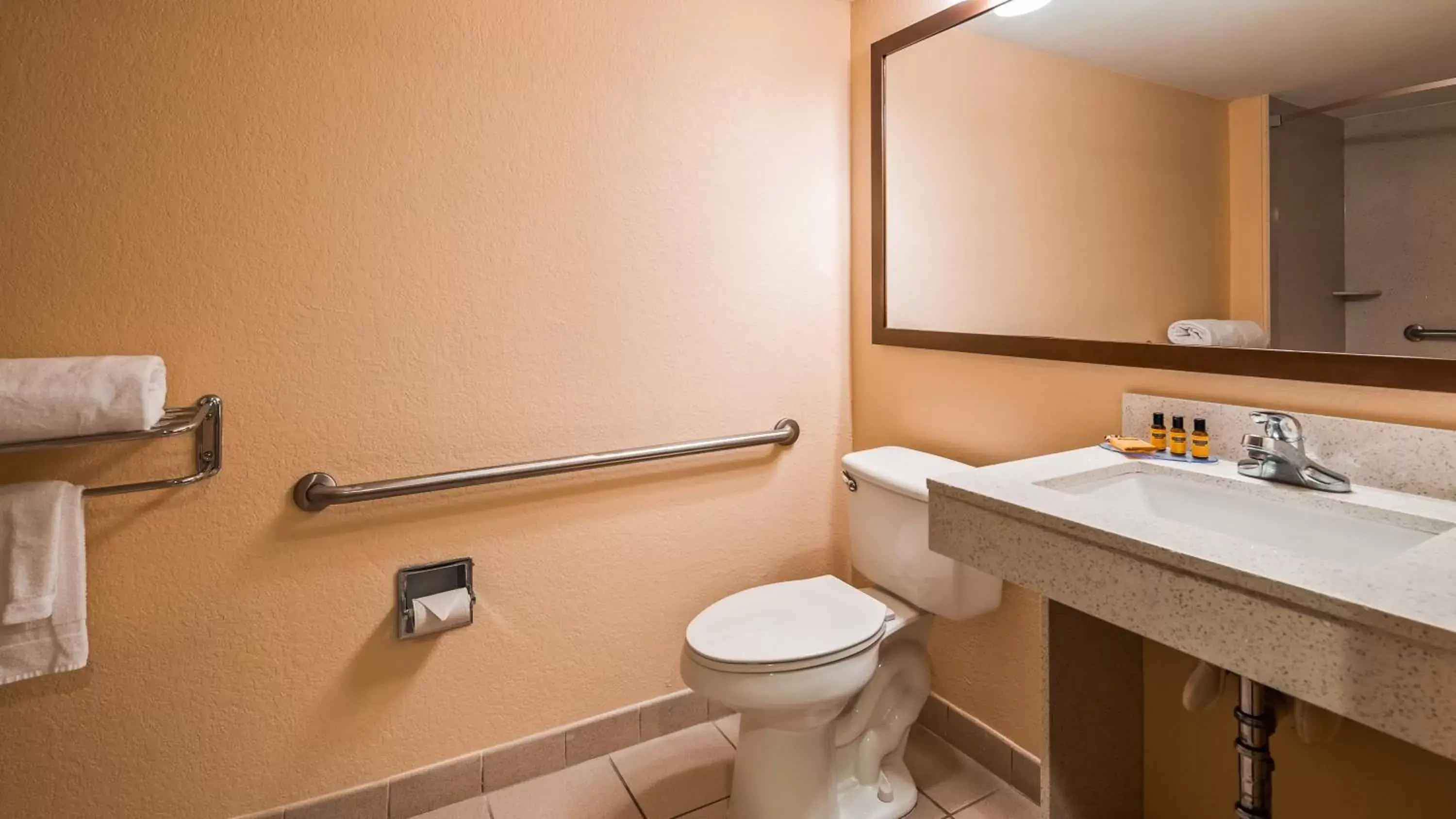 Bathroom in Sky Point Hotel & Suites - Atlanta Airport