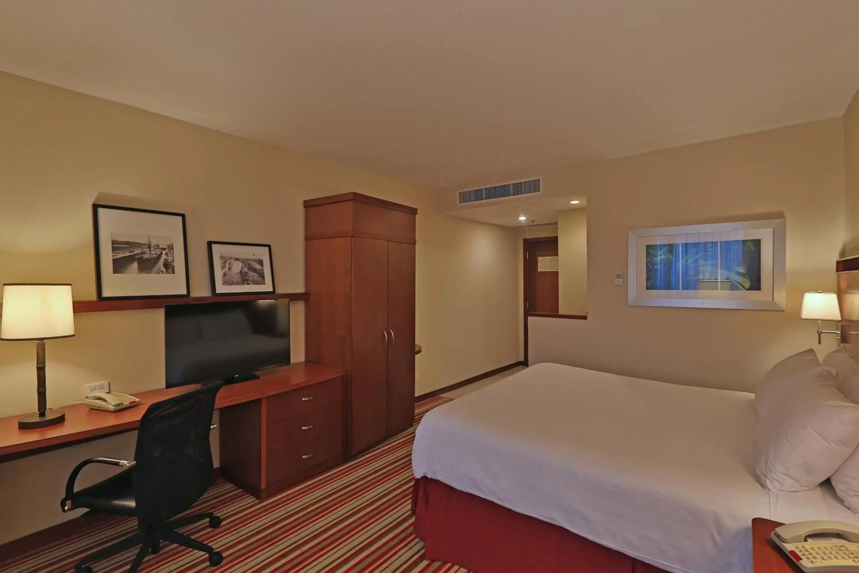 Photo of the whole room, Bed in Courtyard by Marriott Panama Multiplaza Mall