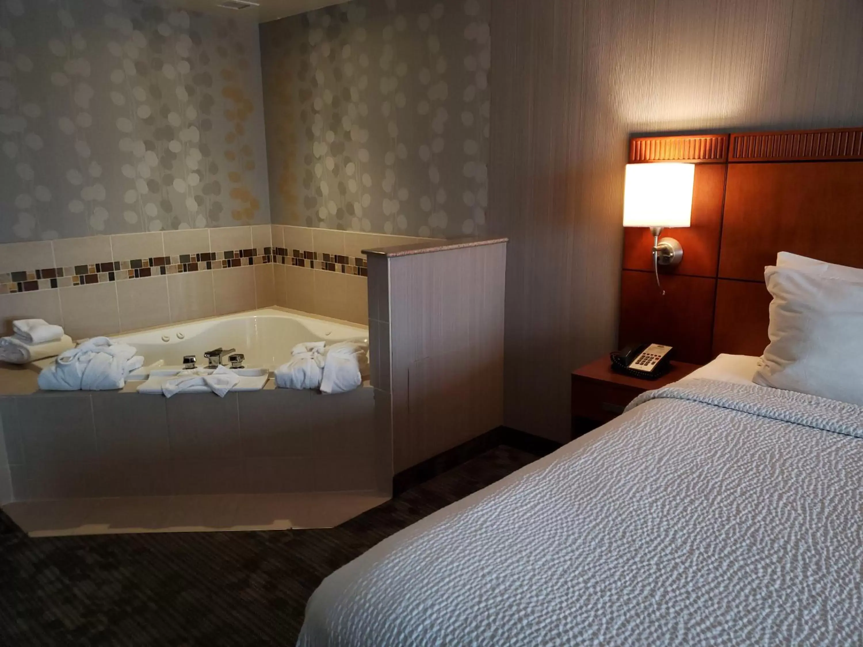 Hot Tub, Bed in Courtyard by Marriott Hamilton