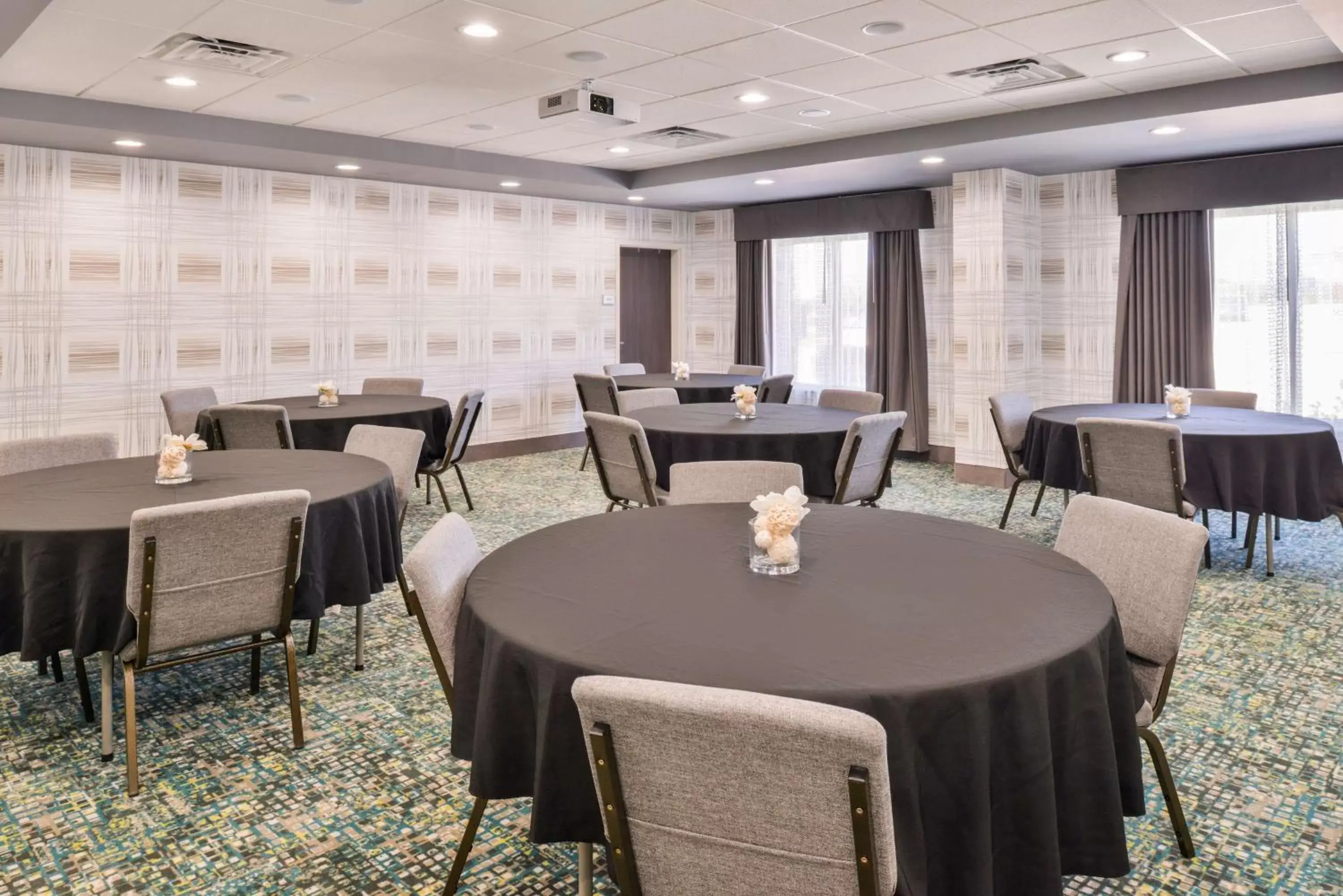 Meeting/conference room, Restaurant/Places to Eat in Hampton Inn Emporia, KS