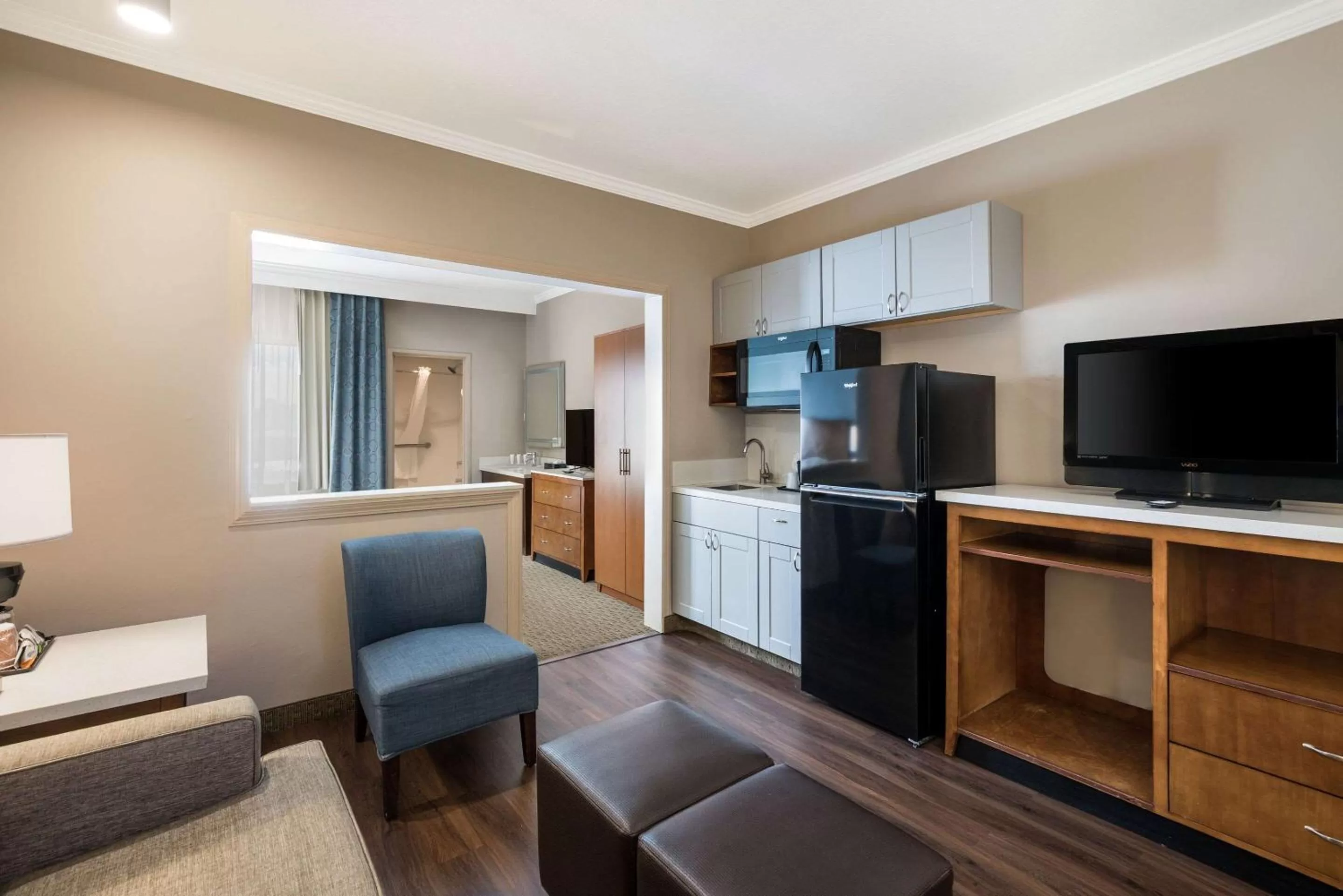 Bedroom in MainStay Suites Orange County John Wayne Airport