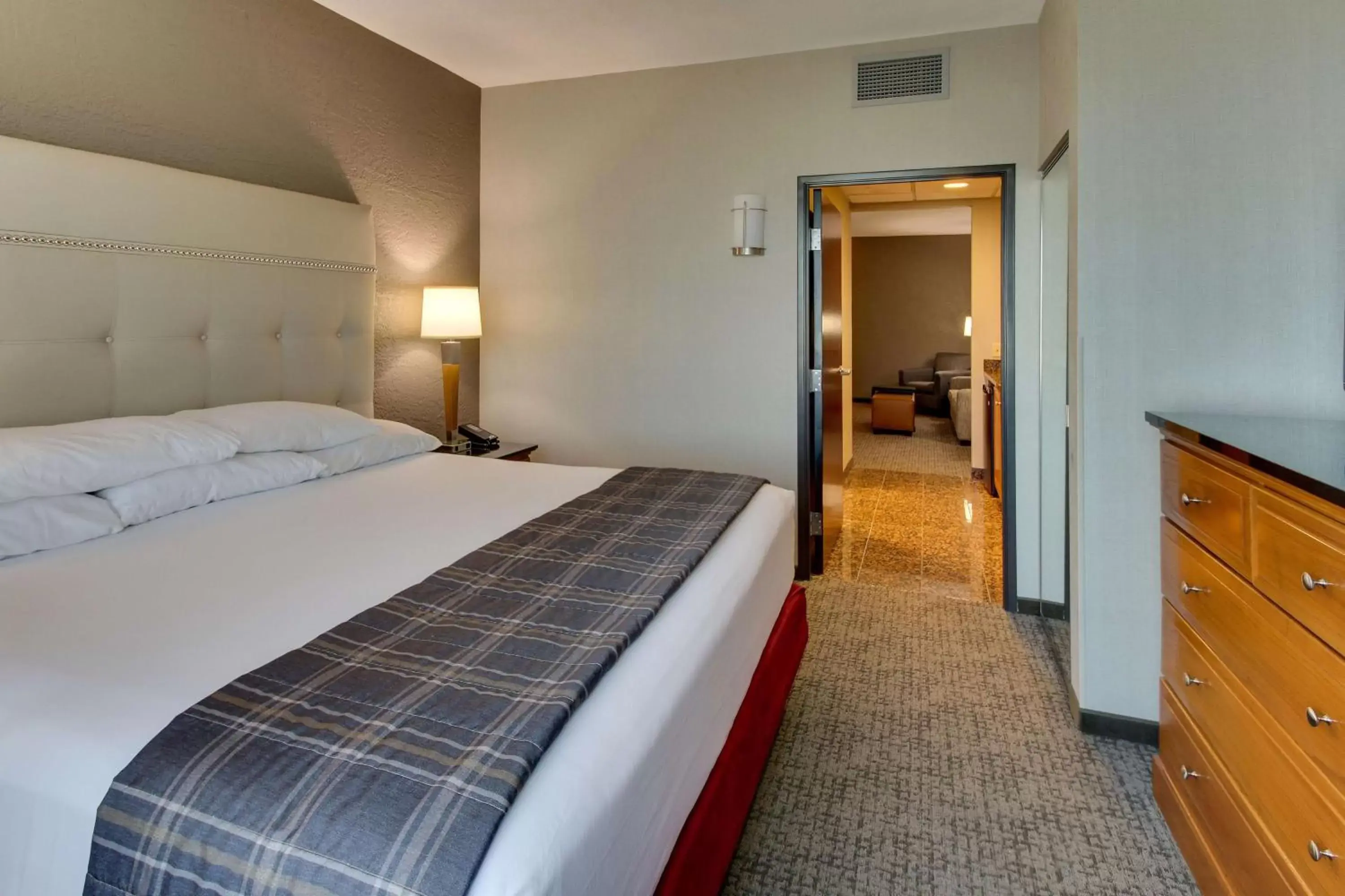 Photo of the whole room, Bed in Drury Inn & Suites Phoenix Happy Valley