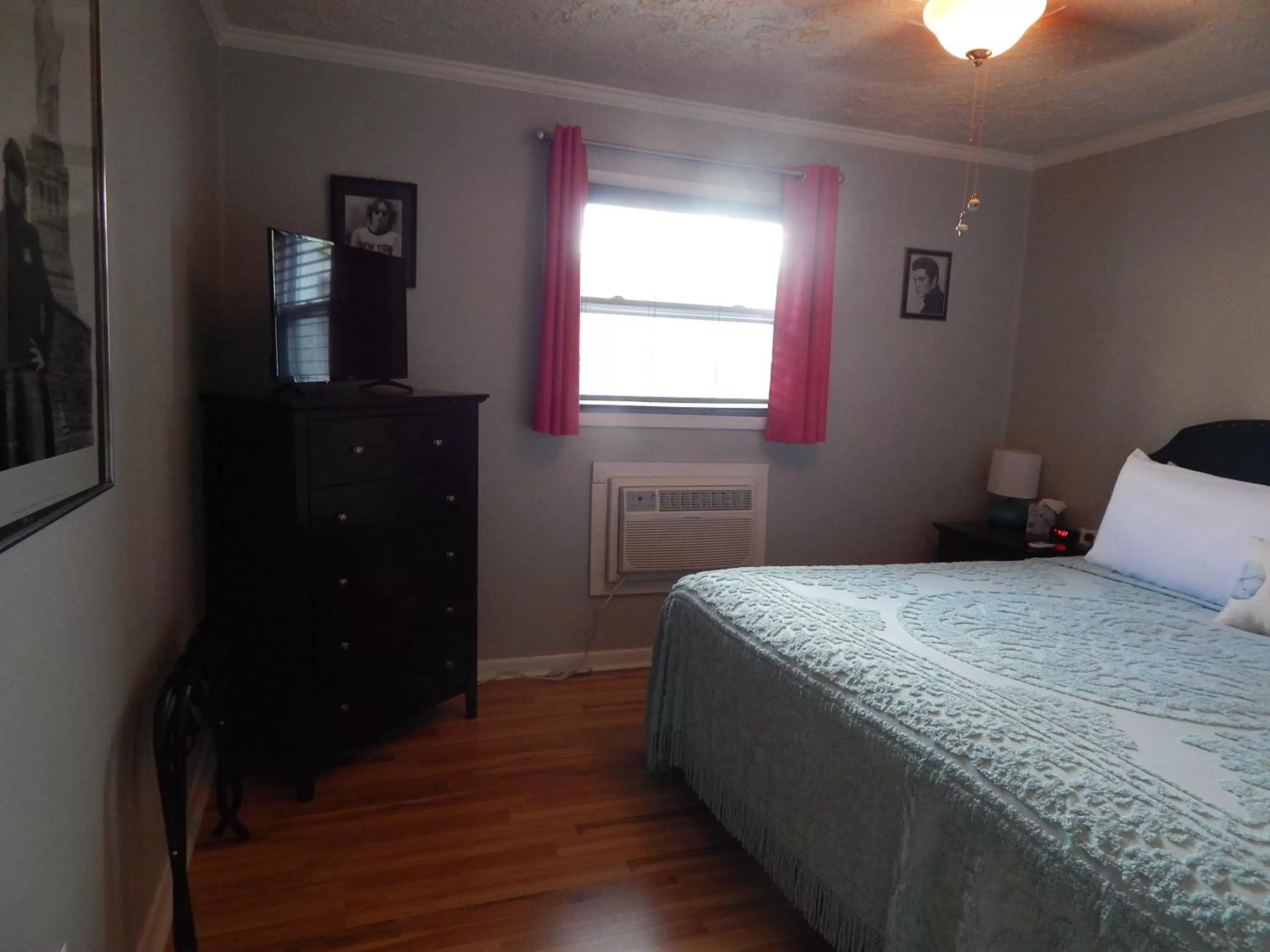 Photo of the whole room, Bed in Sunset Motel