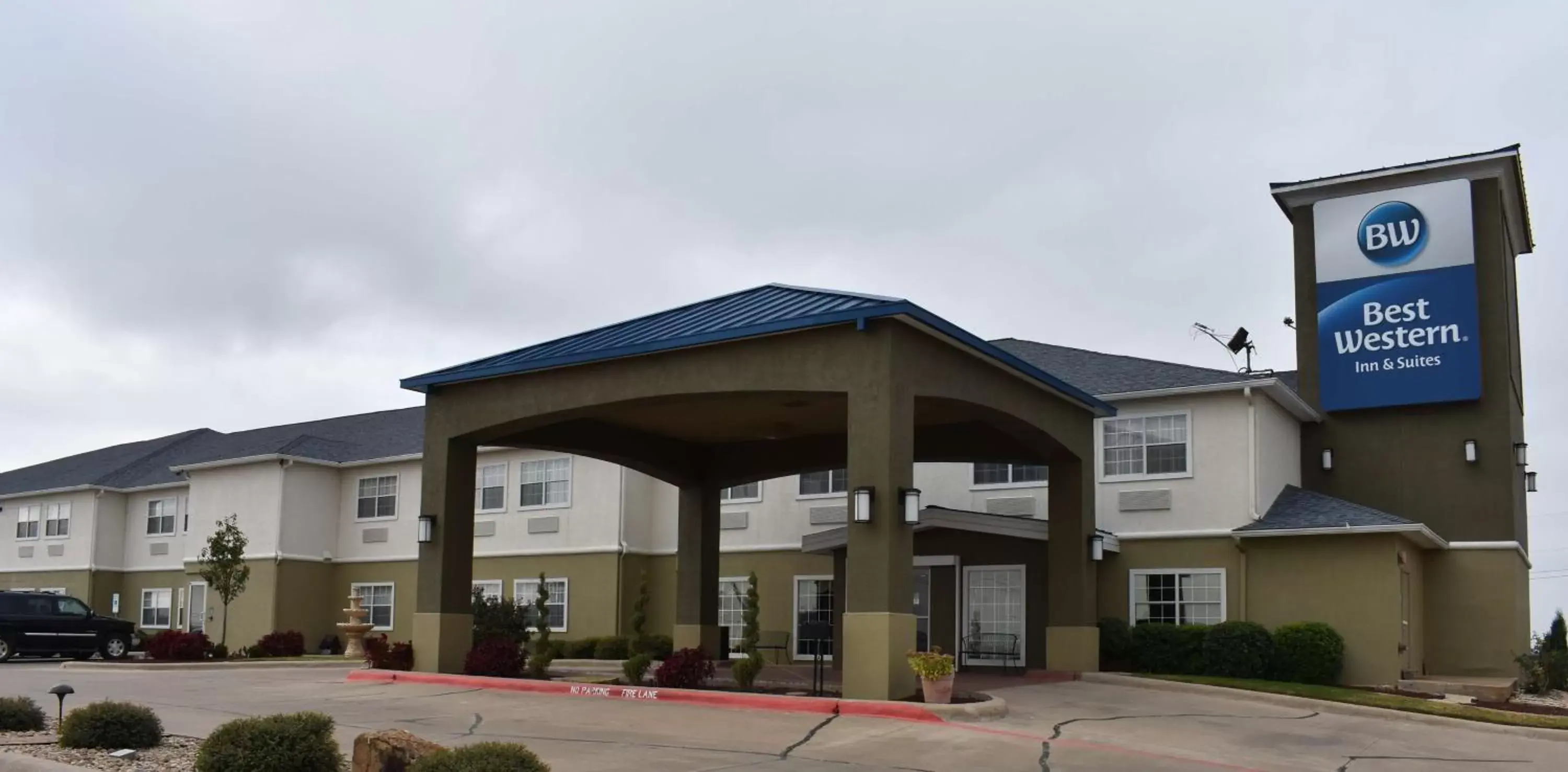 Property Building in Best Western Clubhouse Inn & Suites