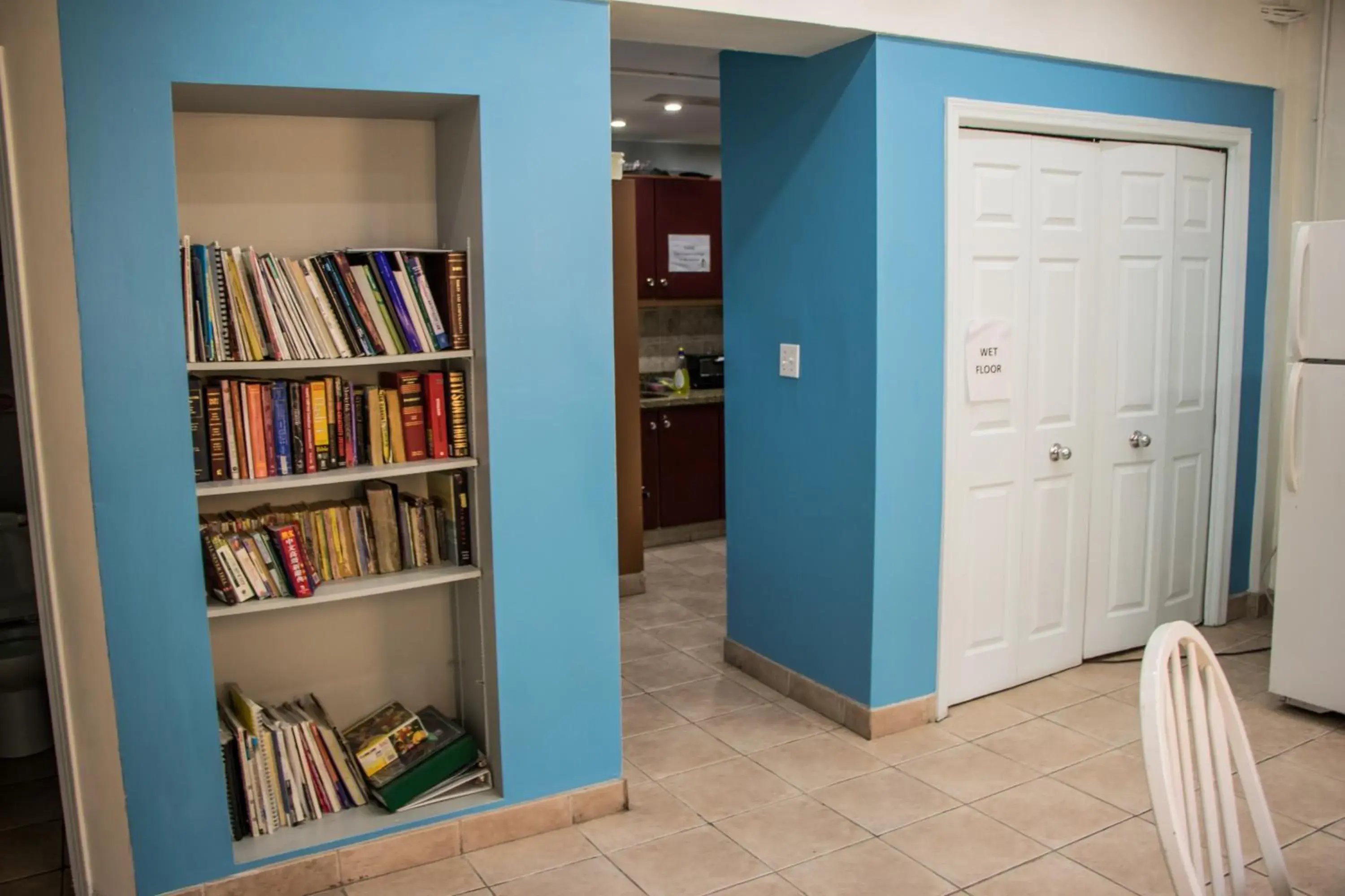 Living room, Library in Saint Lawrence Residences and Suites