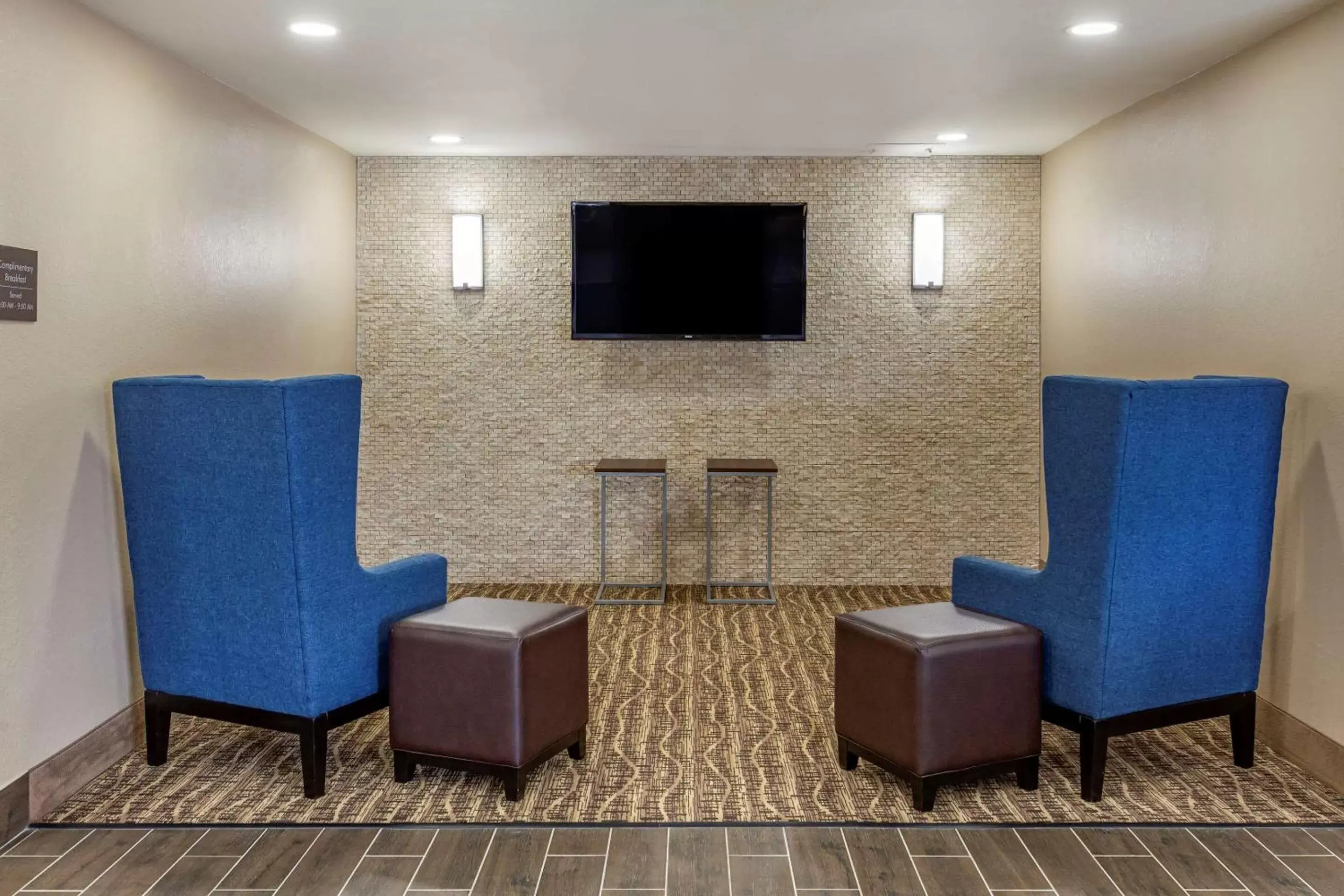 Lobby or reception, TV/Entertainment Center in Quality Inn & Suites Spring Lake - Fayetteville Near Fort Liberty