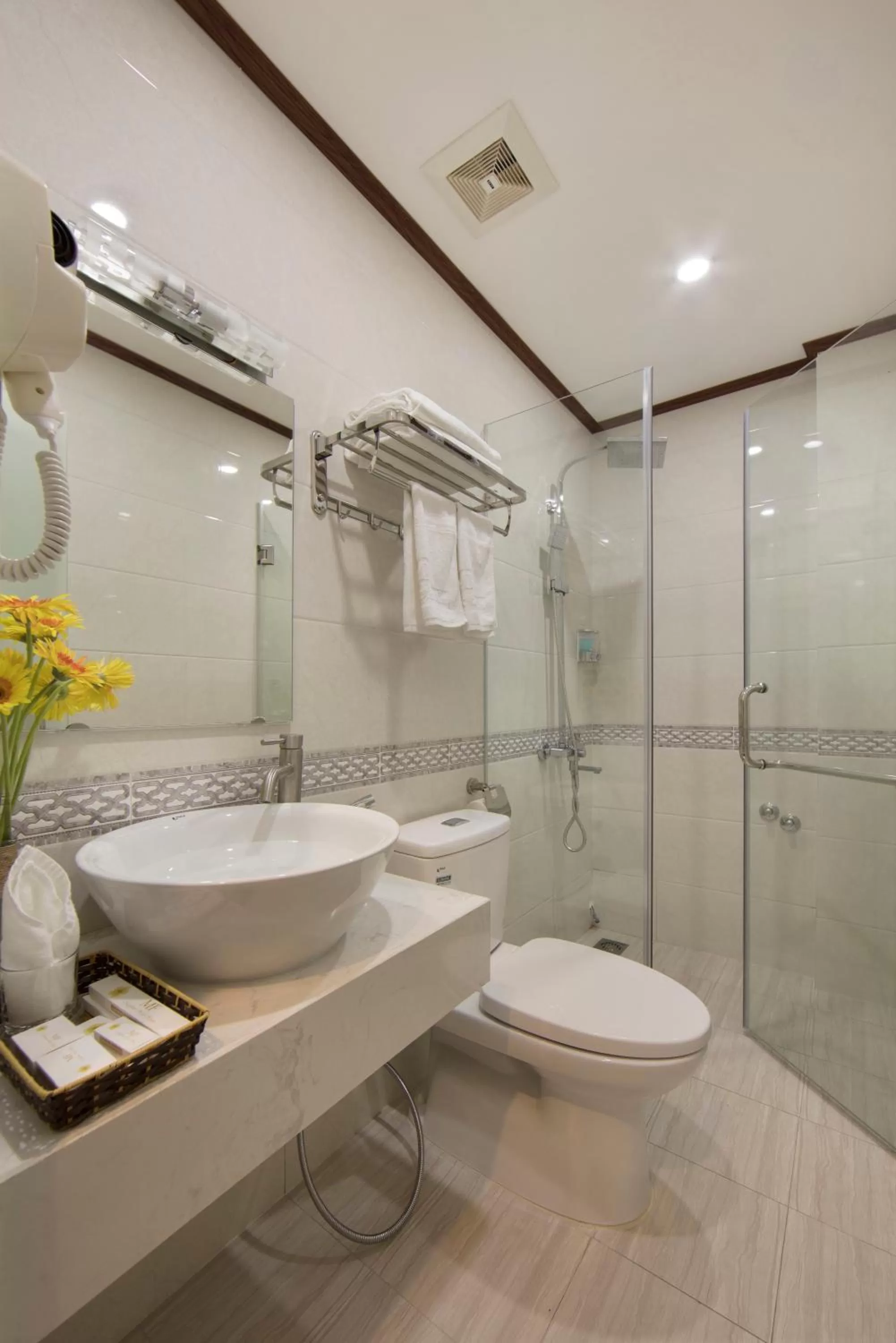 Shower in MayFlower Hotel- Central Old Quarter