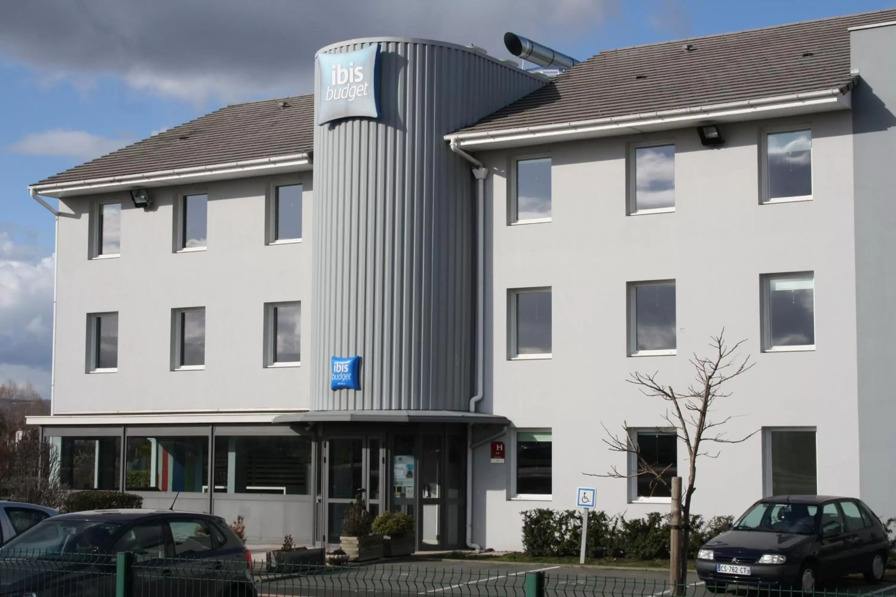 Facade/entrance, Property Building in ibis budget Clermont Ferrand Nord Riom