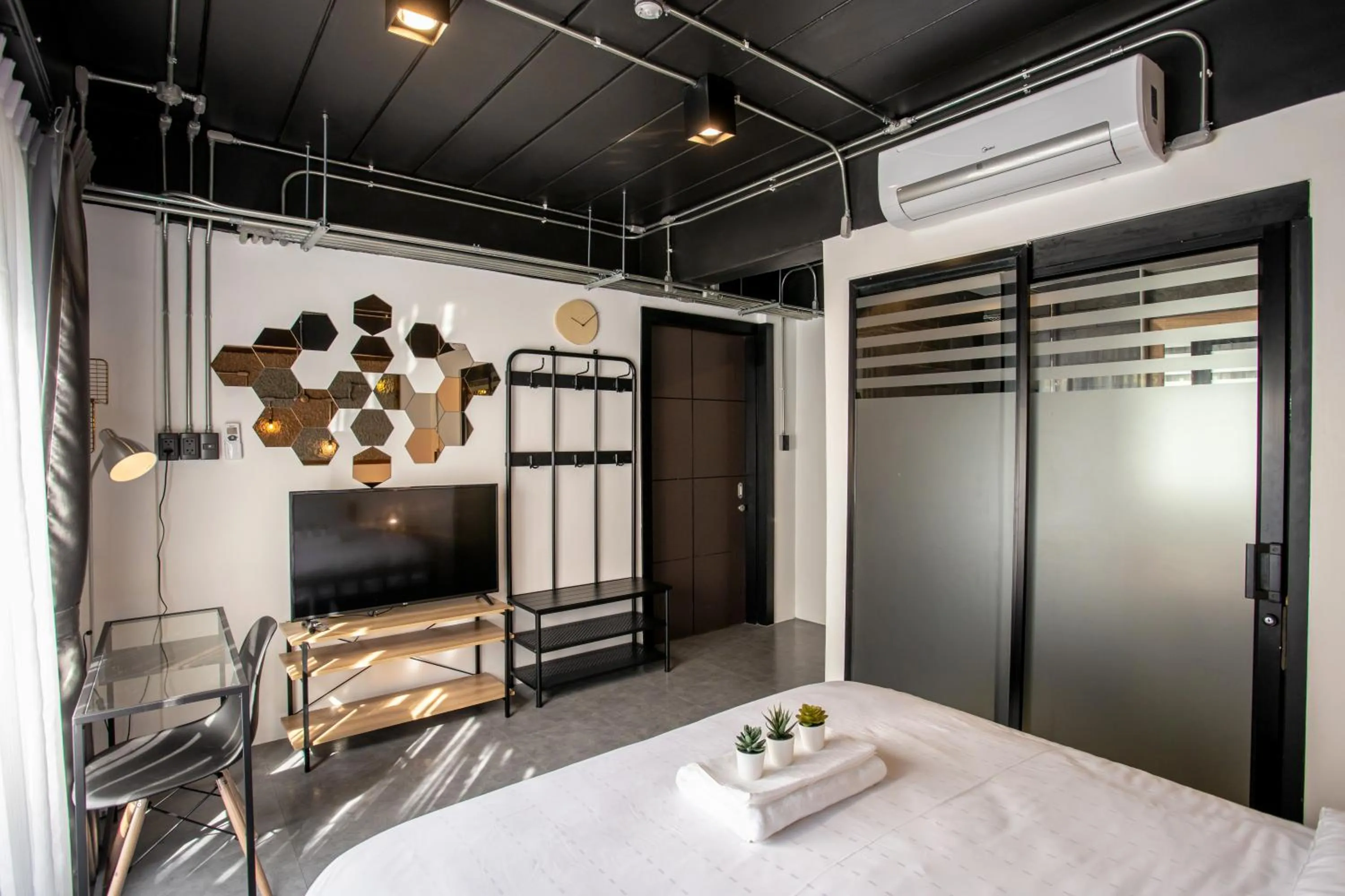 Photo of the whole room, Bed in My Loft Hotel SHA