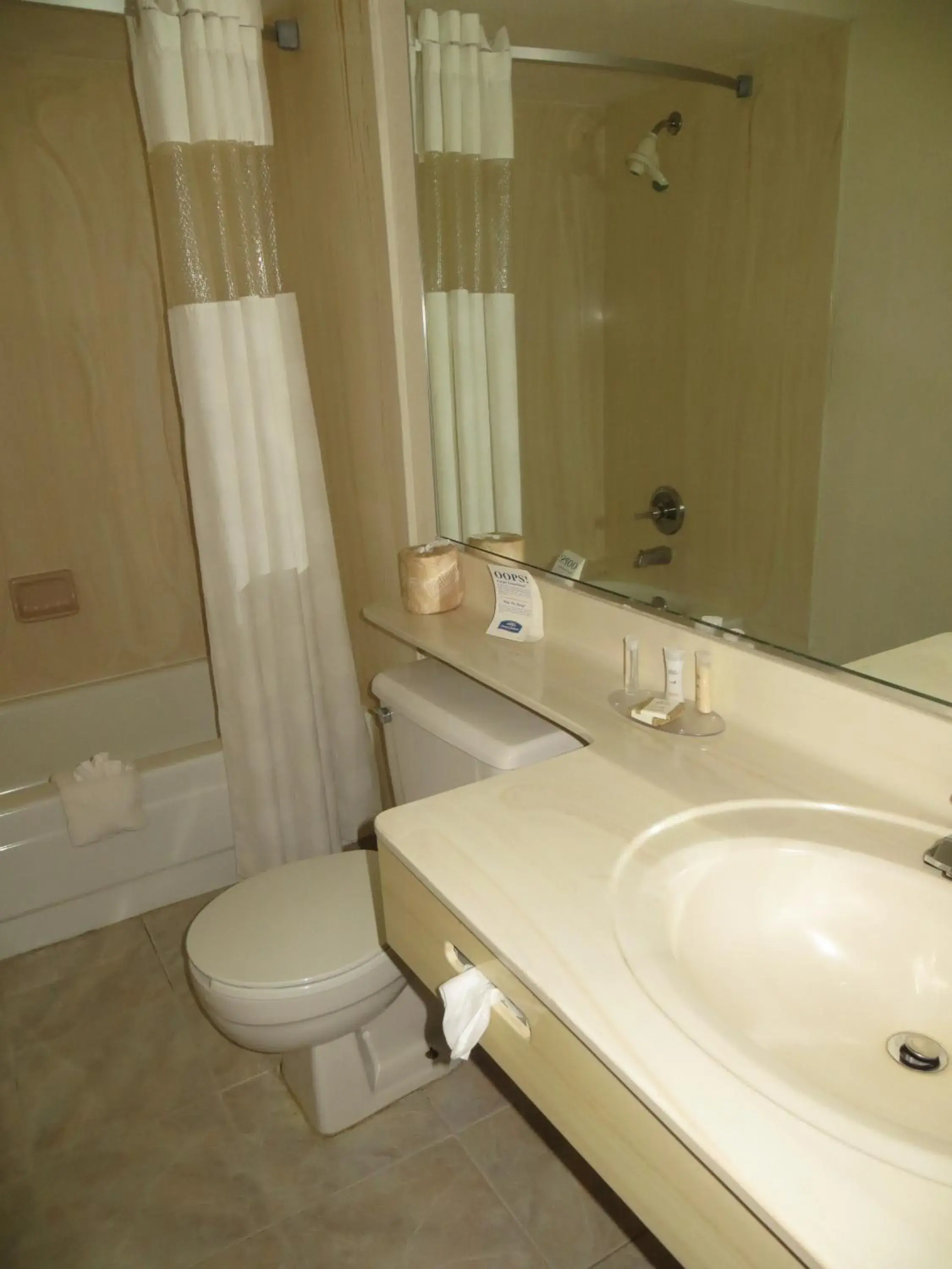 Bathroom in Howard Johnson by Wyndham Phoenix Airport/Downtown Area