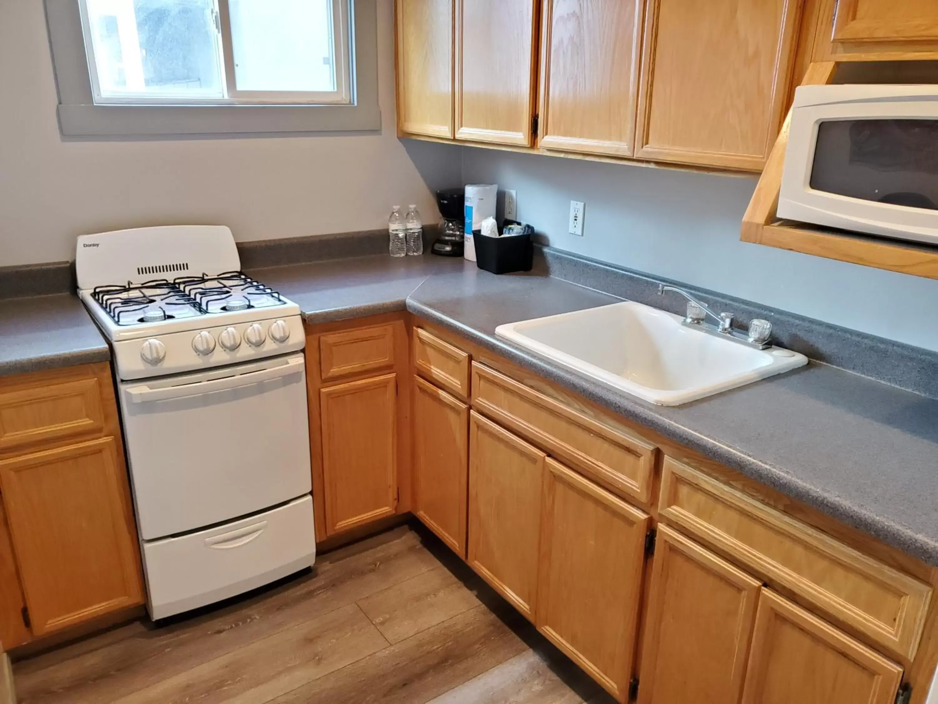 Kitchen/Kitchenette in Coronado Inn