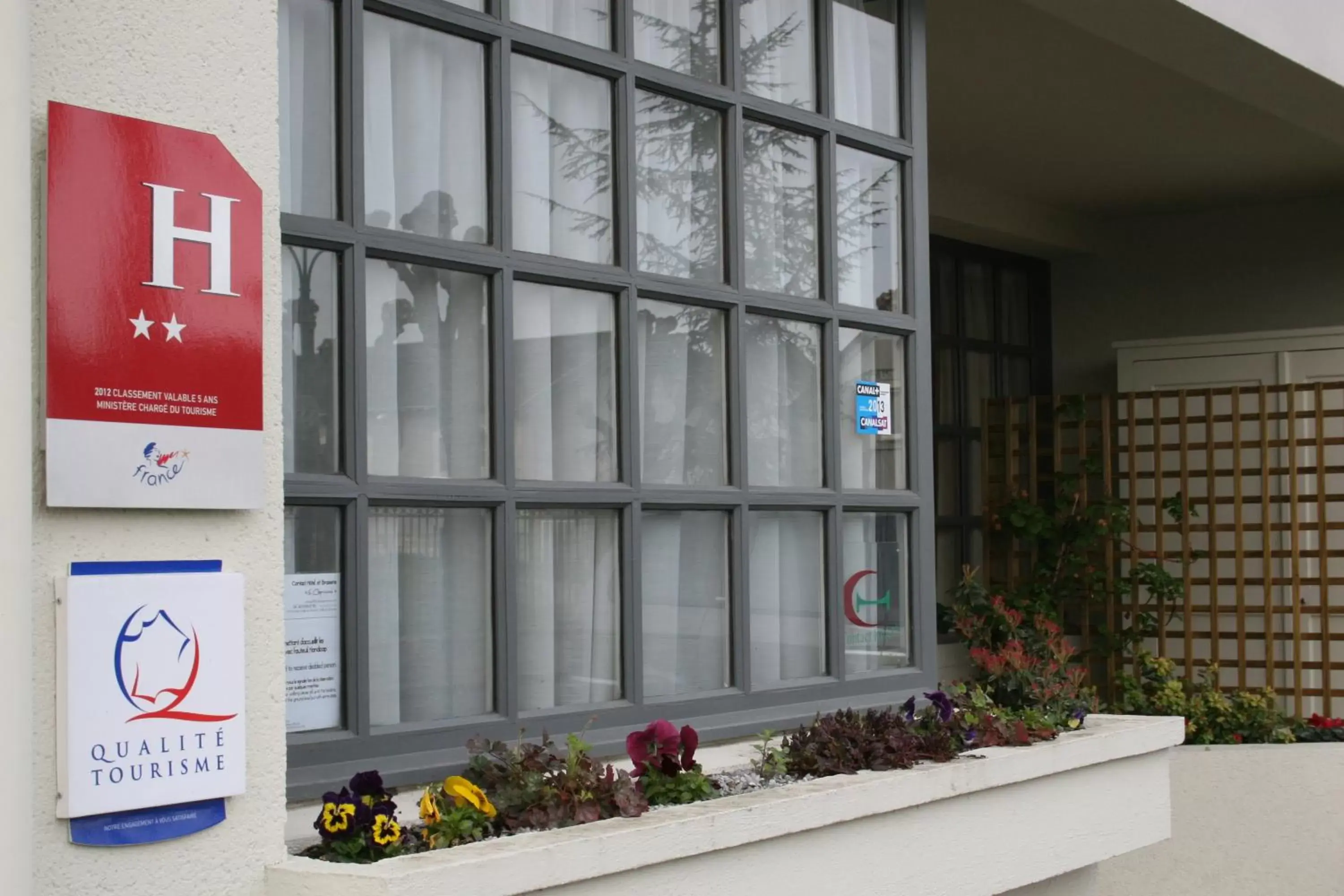 Facade/entrance, Property Logo/Sign in Hotel Capricorne