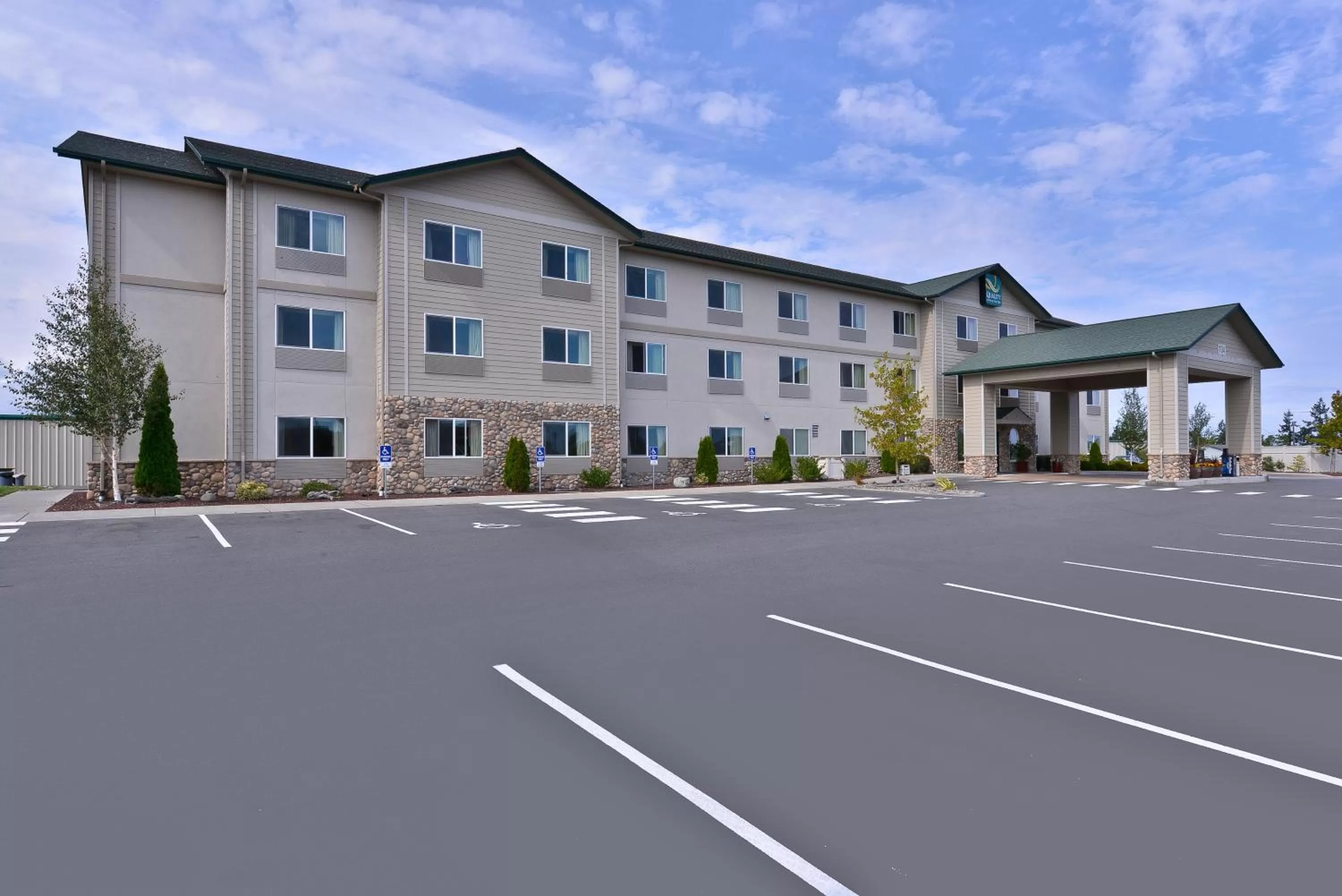 Property building in Quality Inn & Suites Sequim at Olympic National Park