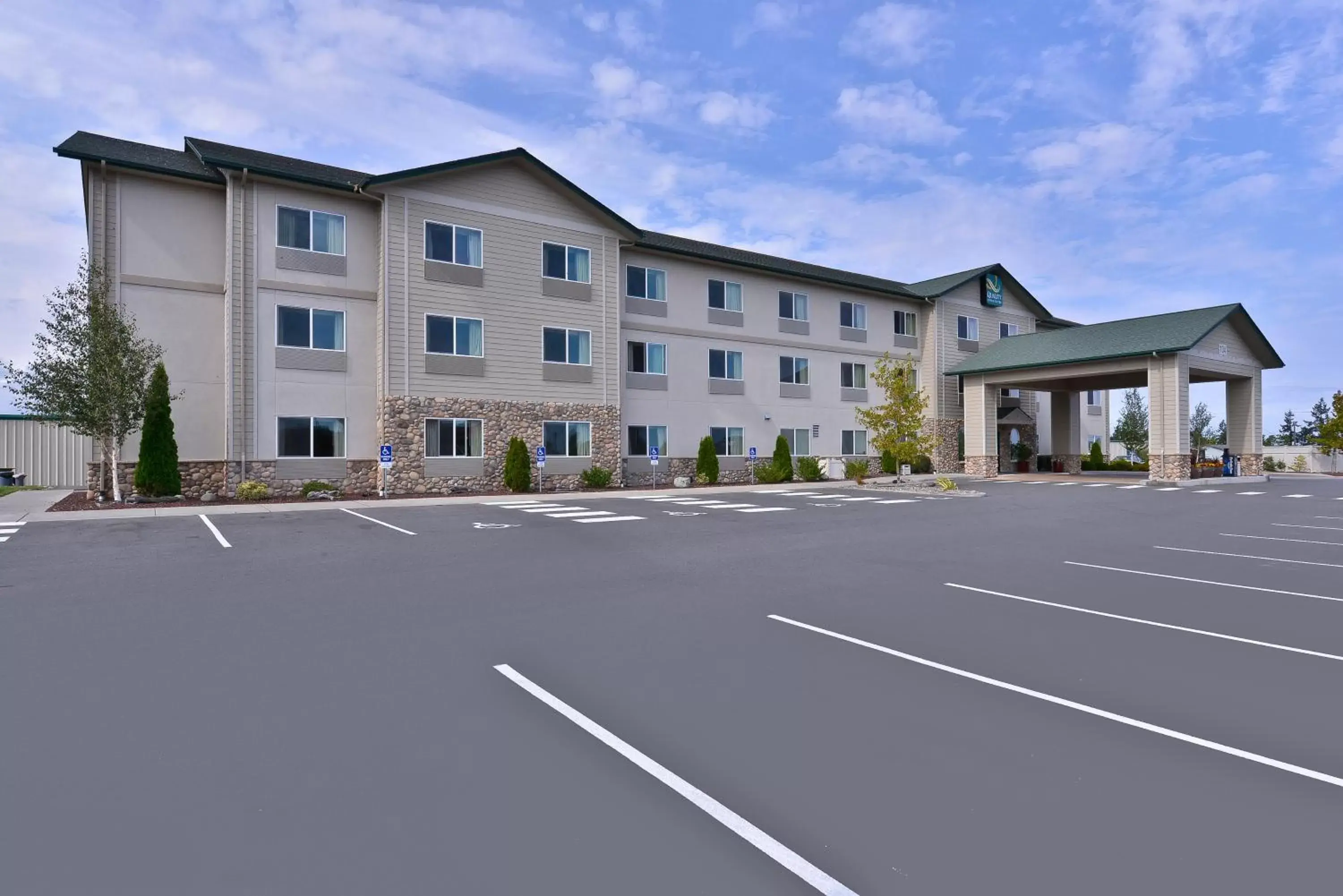 Property building in Quality Inn & Suites Sequim at Olympic National Park Property building in Quality Inn & Suites Sequim at Olympic National Park