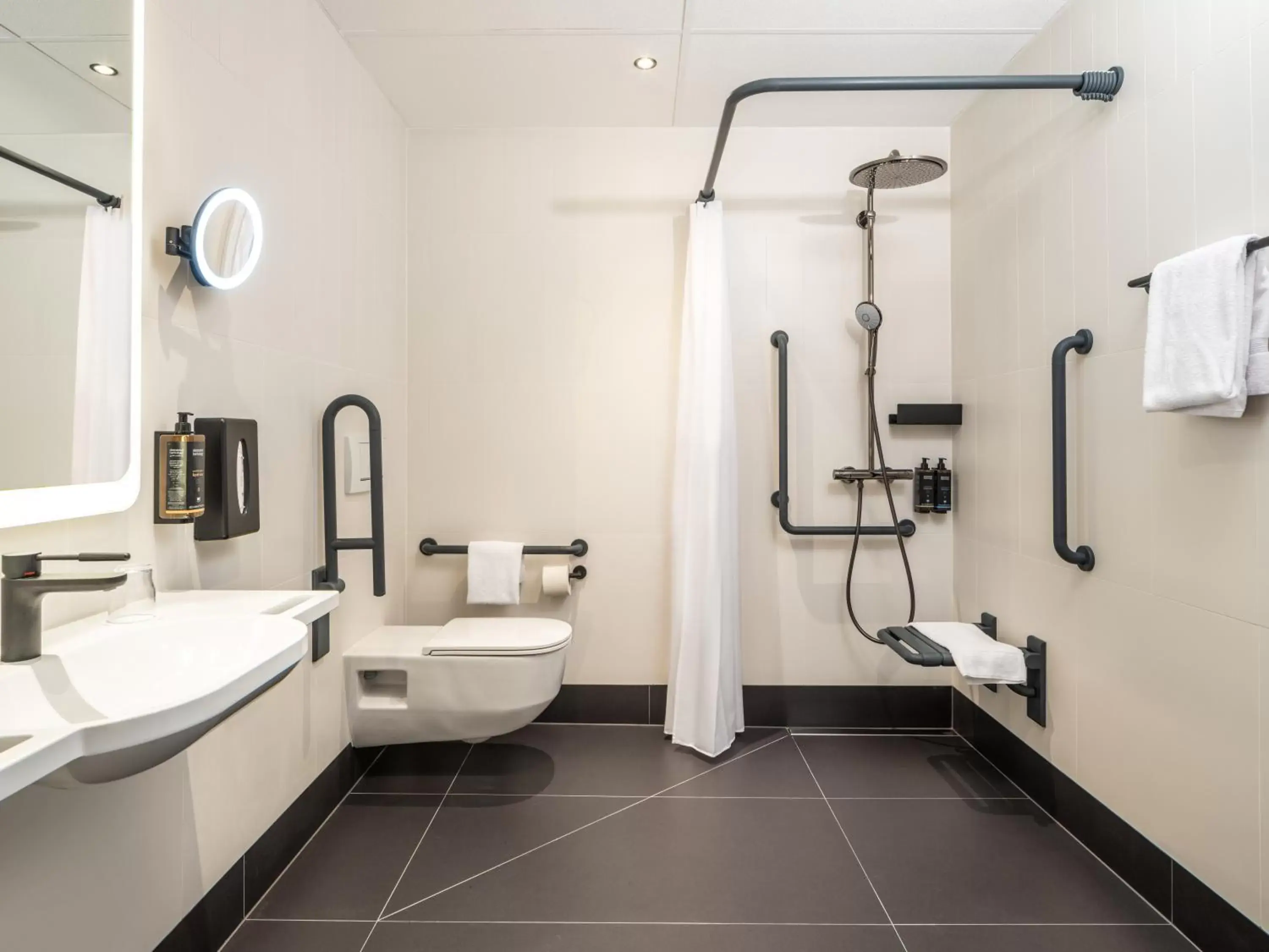 Facility for disabled guests, Bathroom in Hotel Mercure Wien City