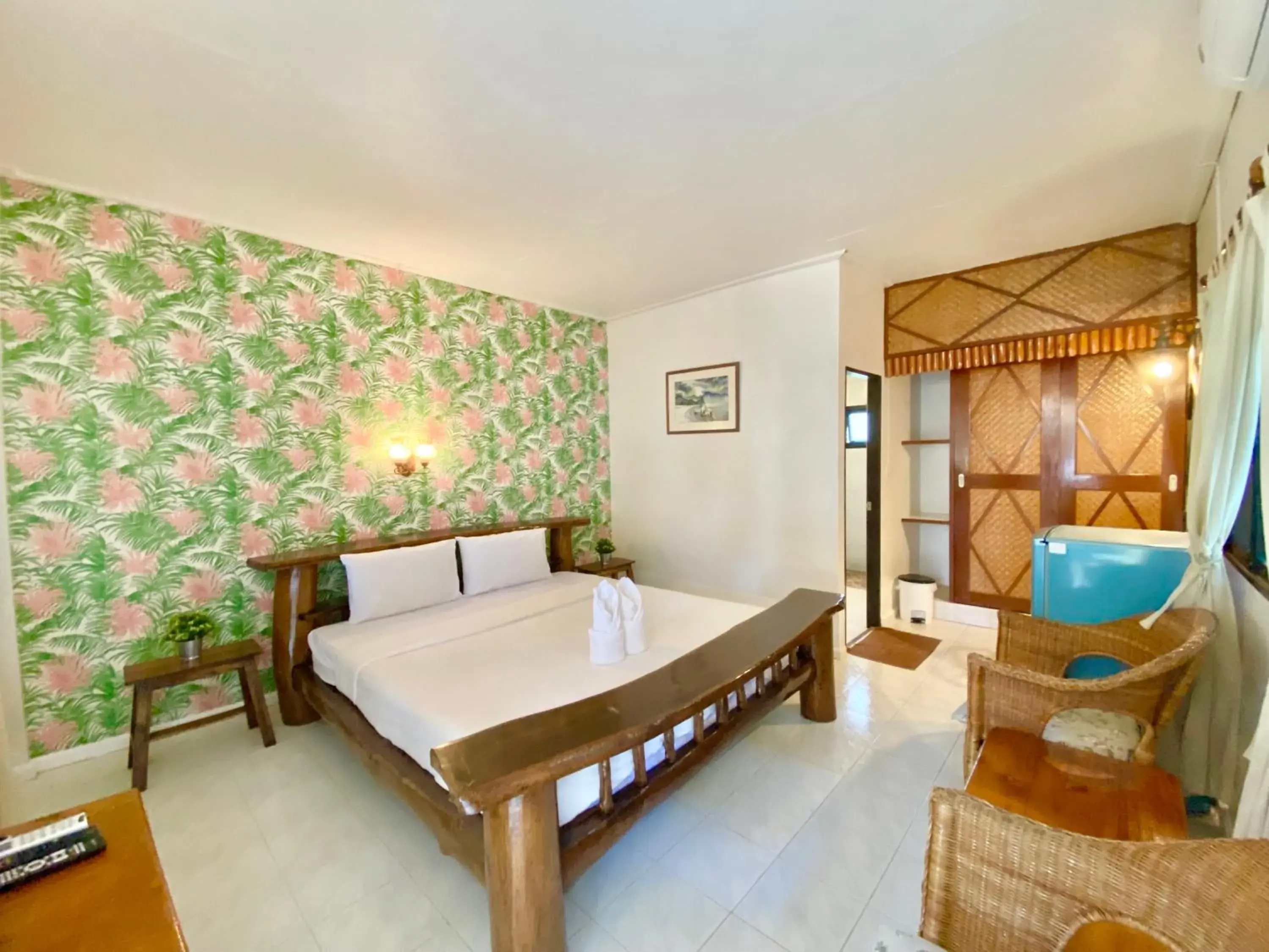 Photo of the whole room, Bed in Pakmeng Resort