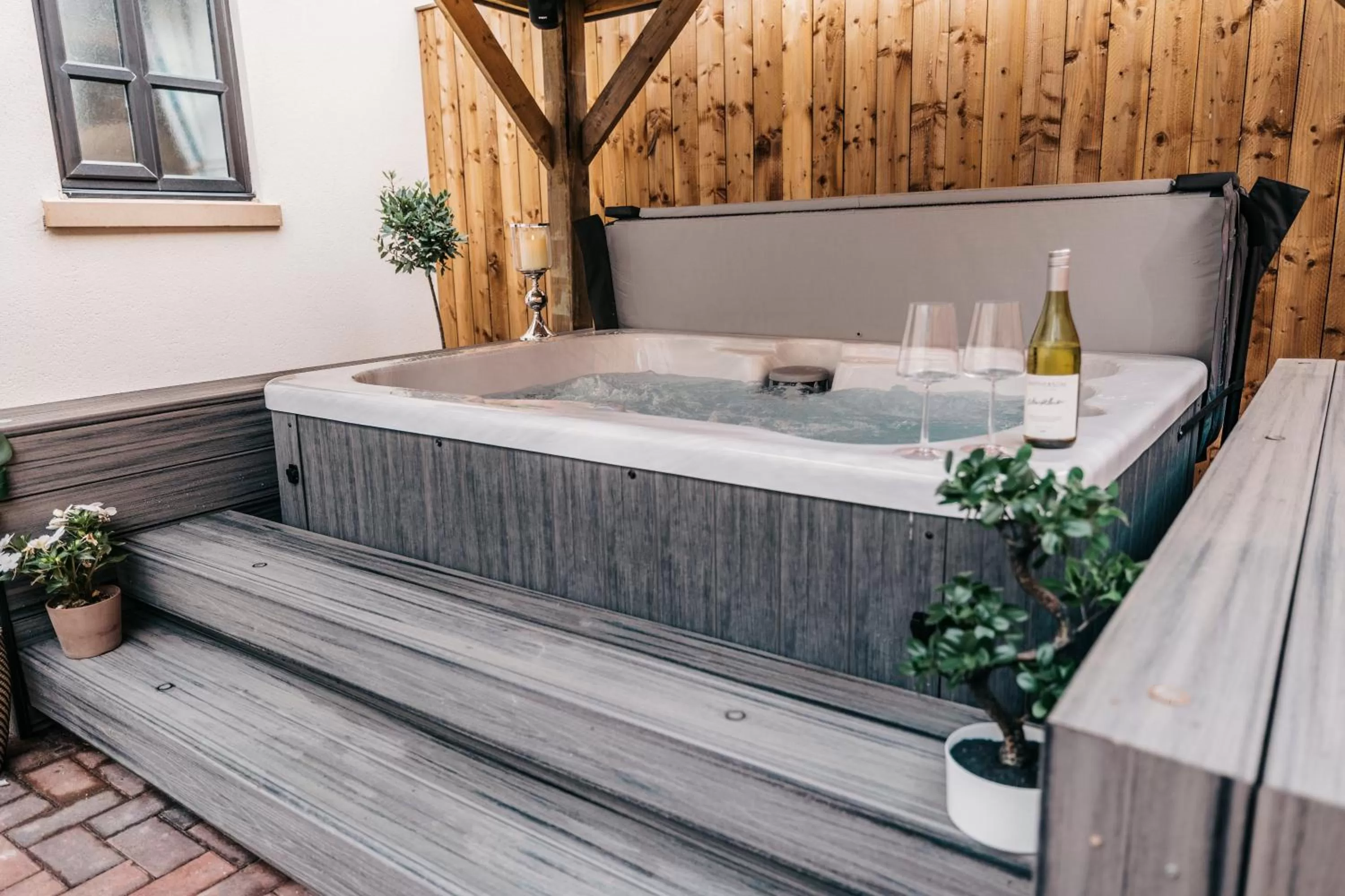 Hot Tub, Bathroom in South Causey Inn