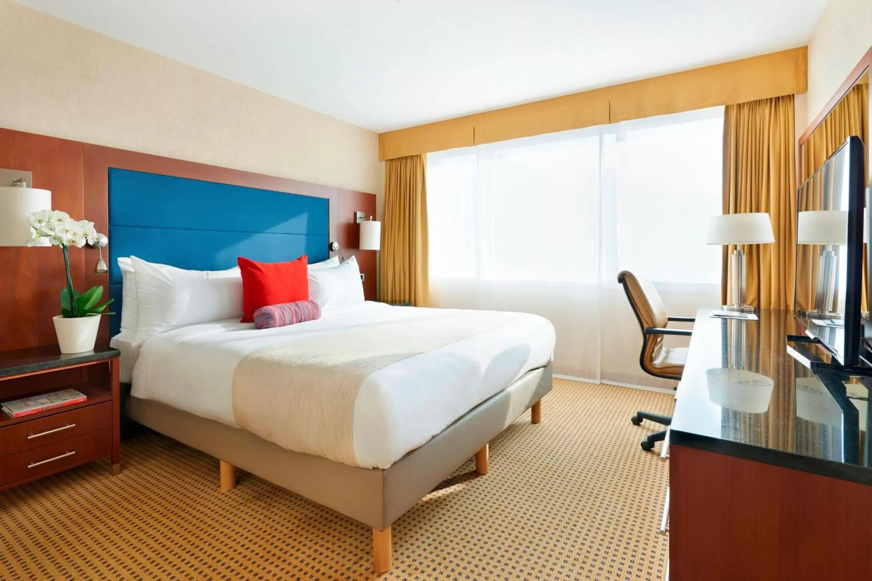 Bedroom, Bed in Ghent Marriott Hotel