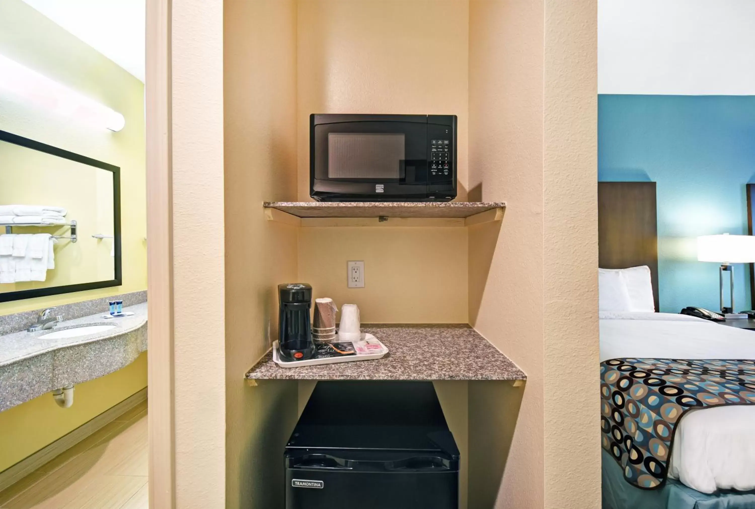 Coffee/tea facilities, TV/Entertainment Center in Galveston Inn & Suites Hotel