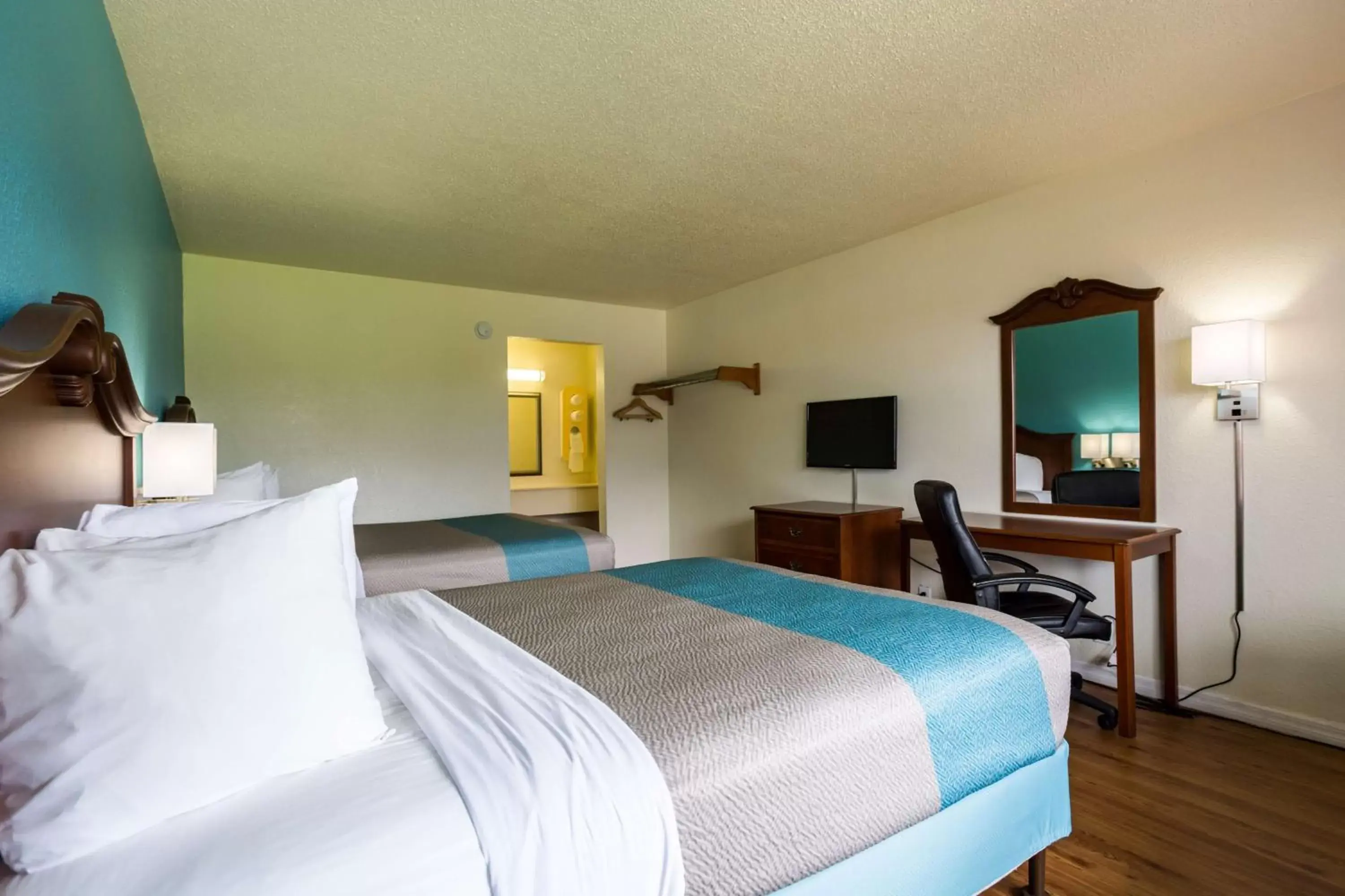 Bedroom, Bed in Motel 6-Spring Hill, FL - Weeki Wachee