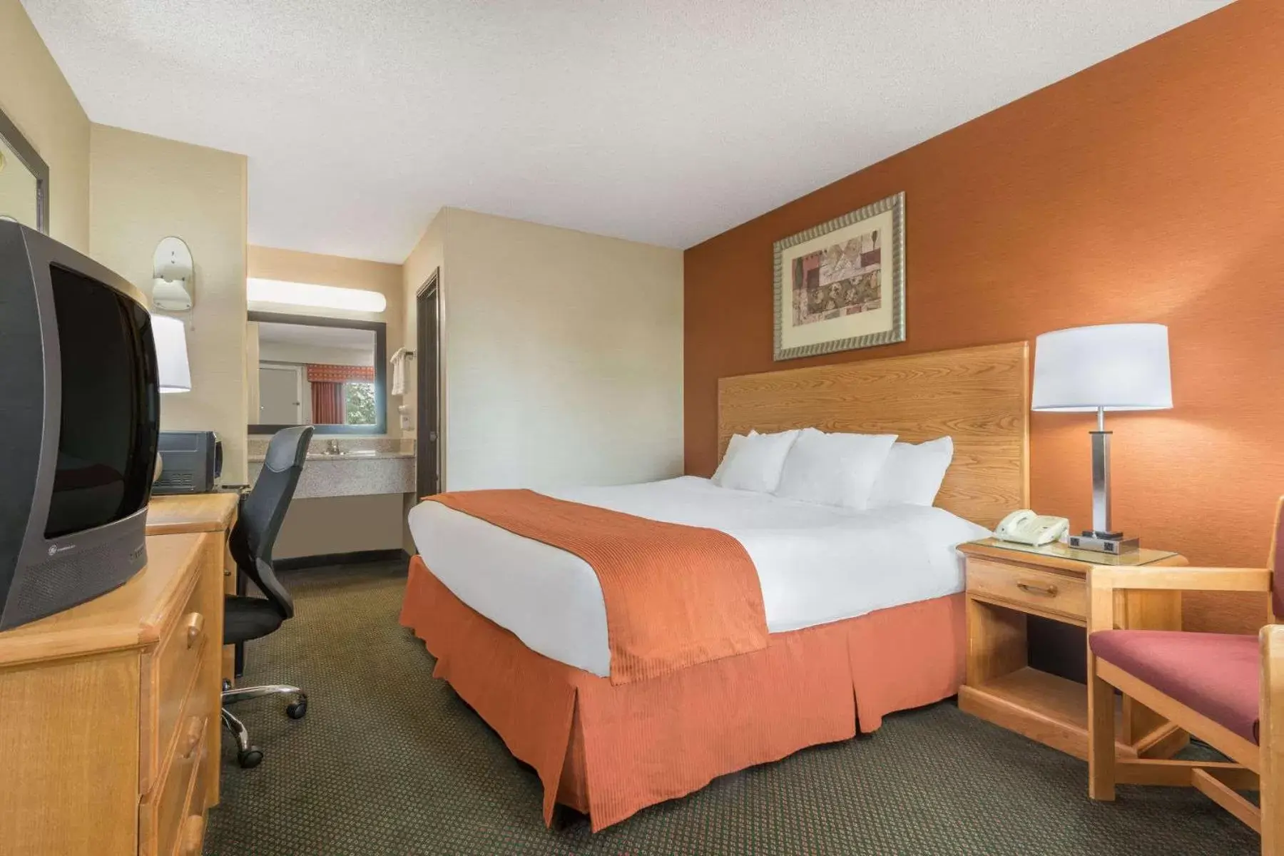 TV and multimedia, Bed in Days Inn by Wyndham Columbus Fairgrounds