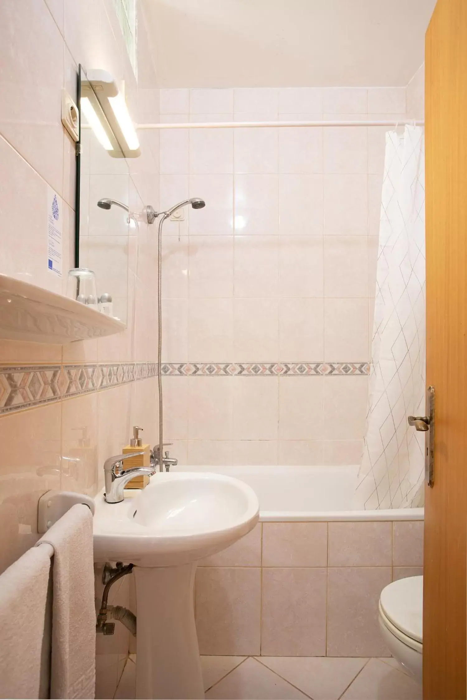 Shower, Bathroom in Porto Je T'aime - Solar São João