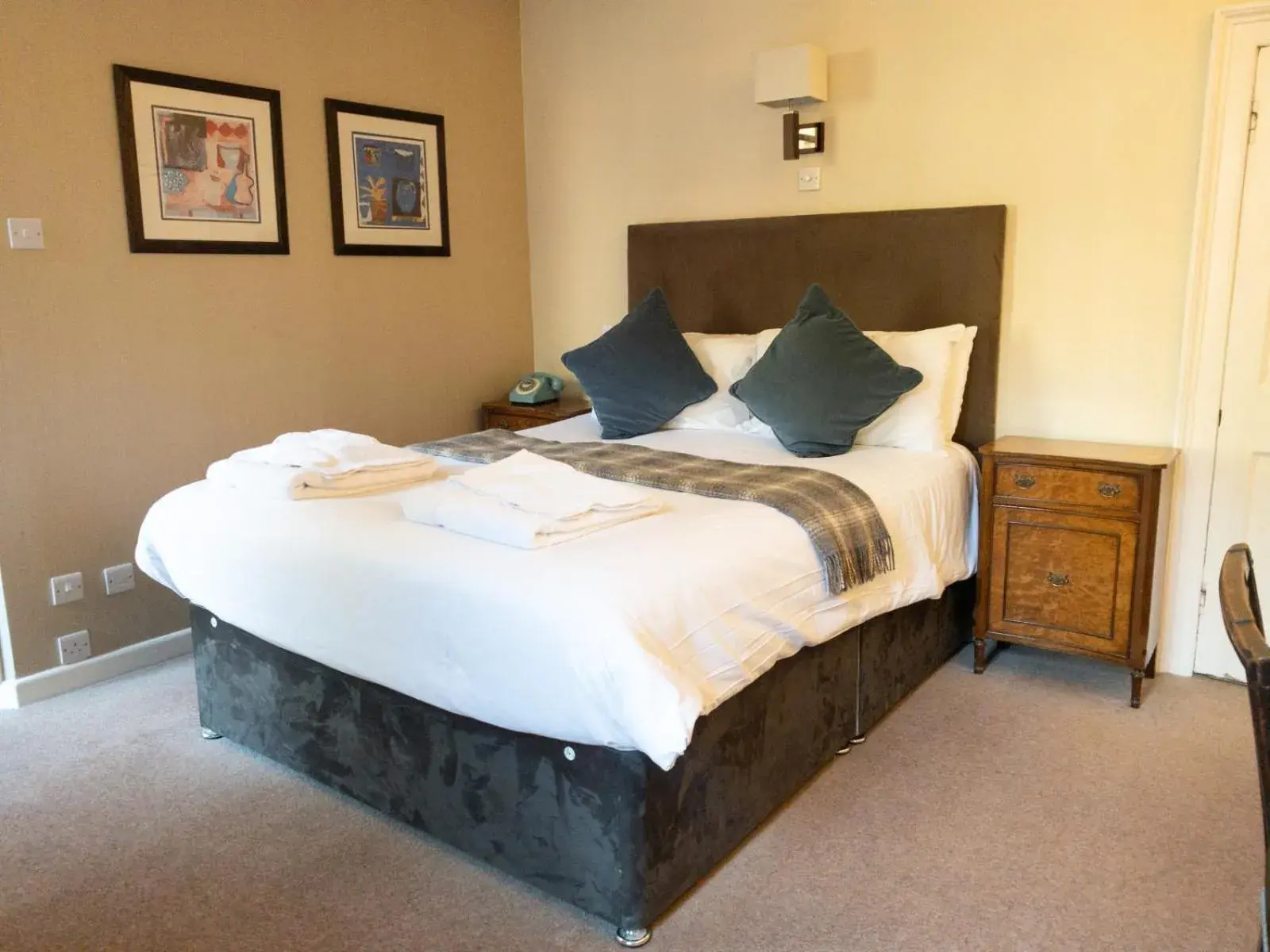 Bedroom, Bed in Norfolk Arms Hotel