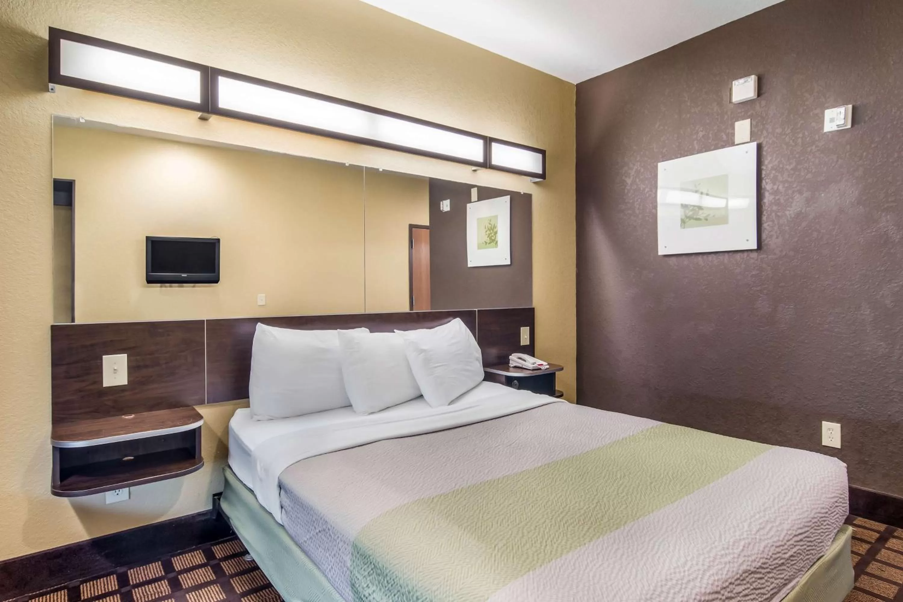 Bedroom, Bed in Motel 6-Canton, GA