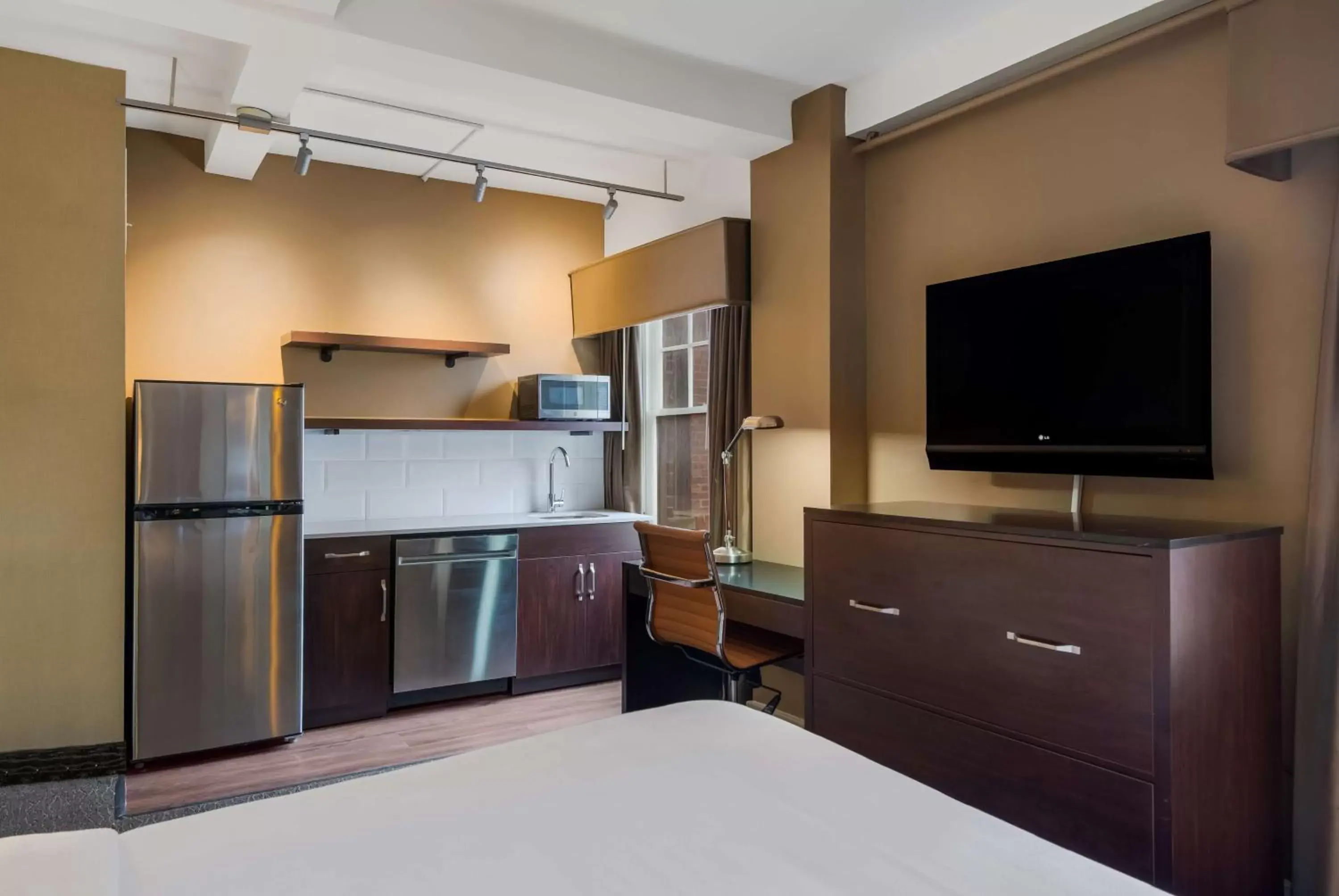 Photo of the whole room, Kitchen/Kitchenette in Best Western Syracuse Downtown Hotel and Suites