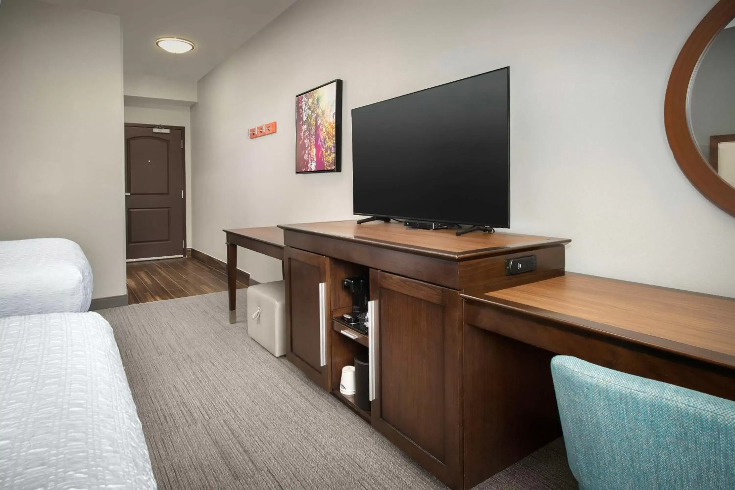 Bedroom, TV/Entertainment Center in Hampton Inn & Suites Portland/Hillsboro-Evergreen Park