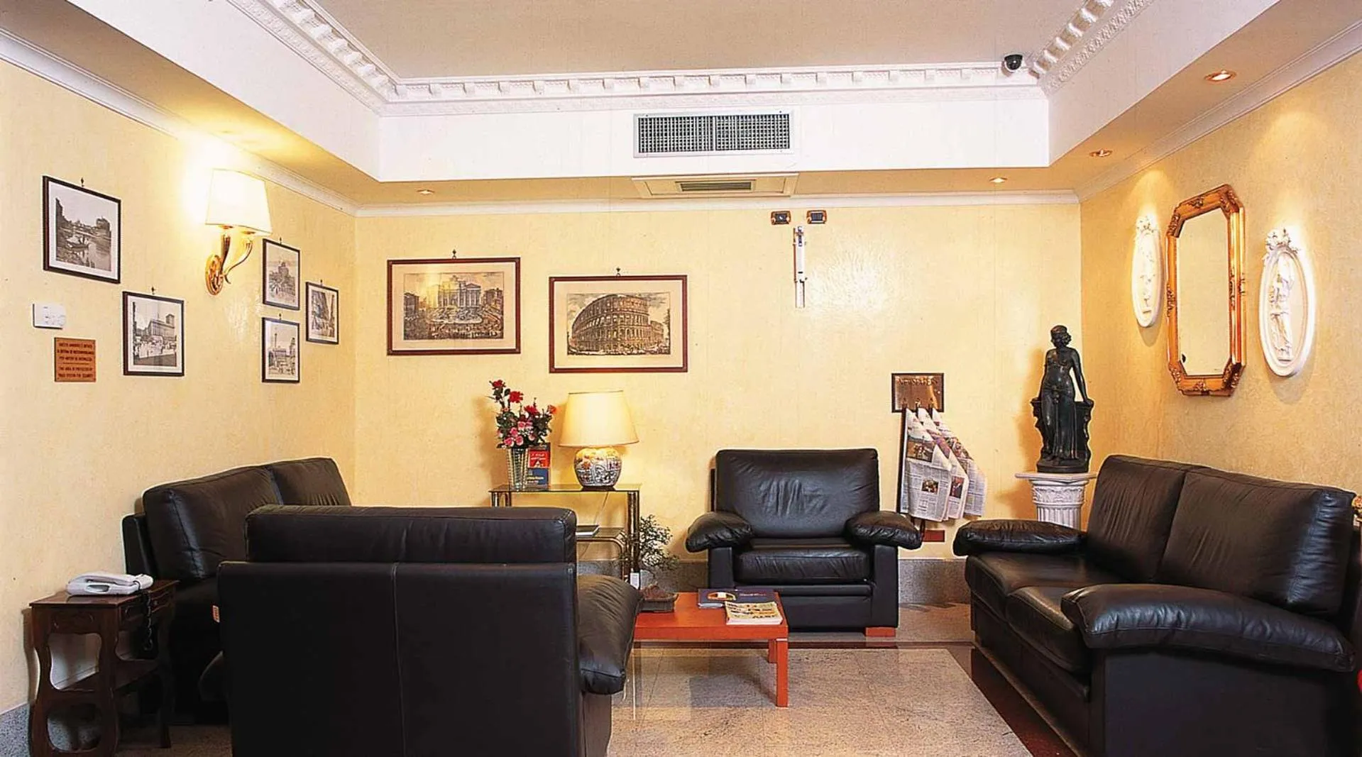 Communal lounge/ TV room in Hotel Stromboli