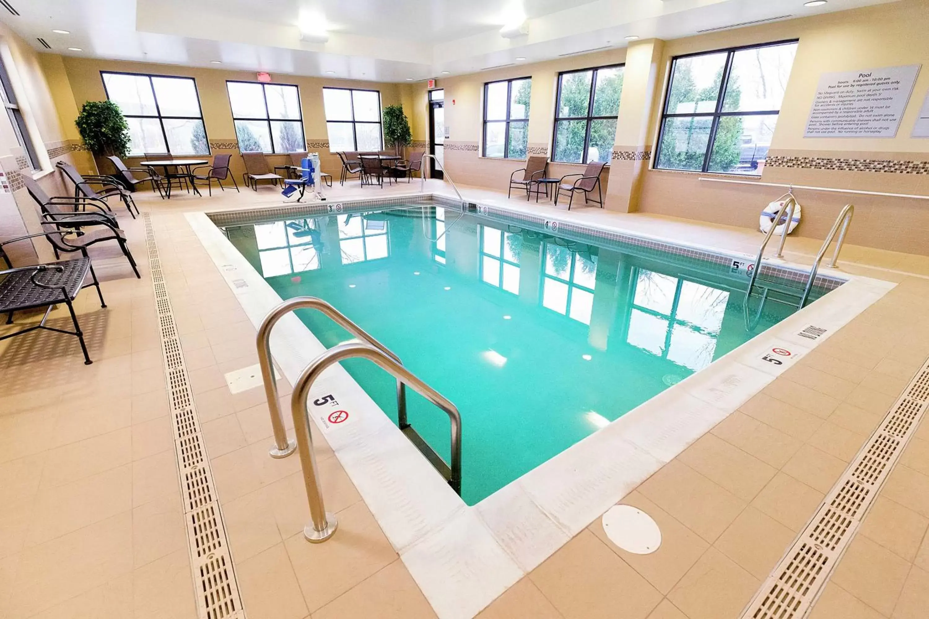 Swimming Pool in Hampton Inn Waynesburg