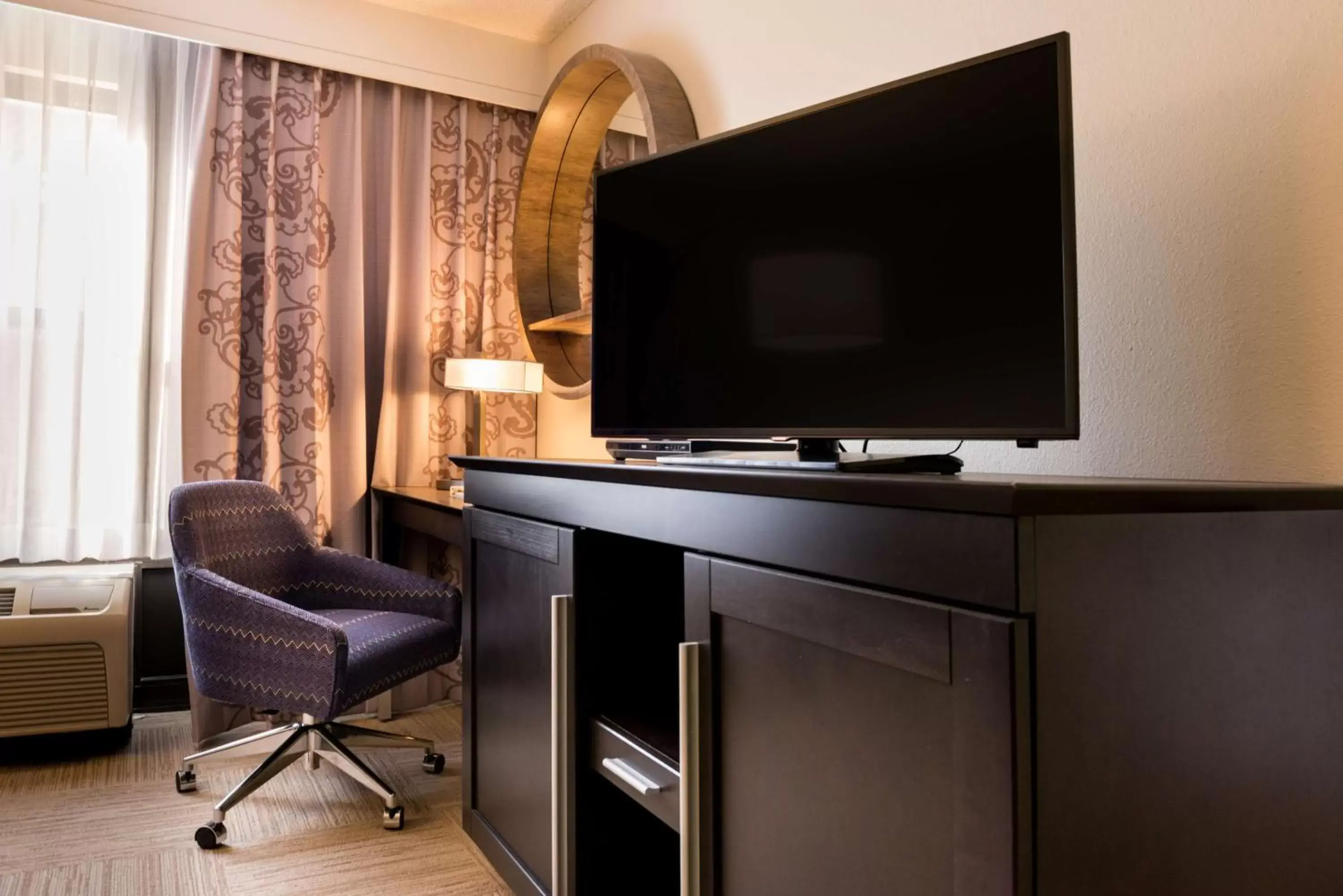 Bed, TV/Entertainment Center in Hampton Inn & Suites Orlando-East UCF