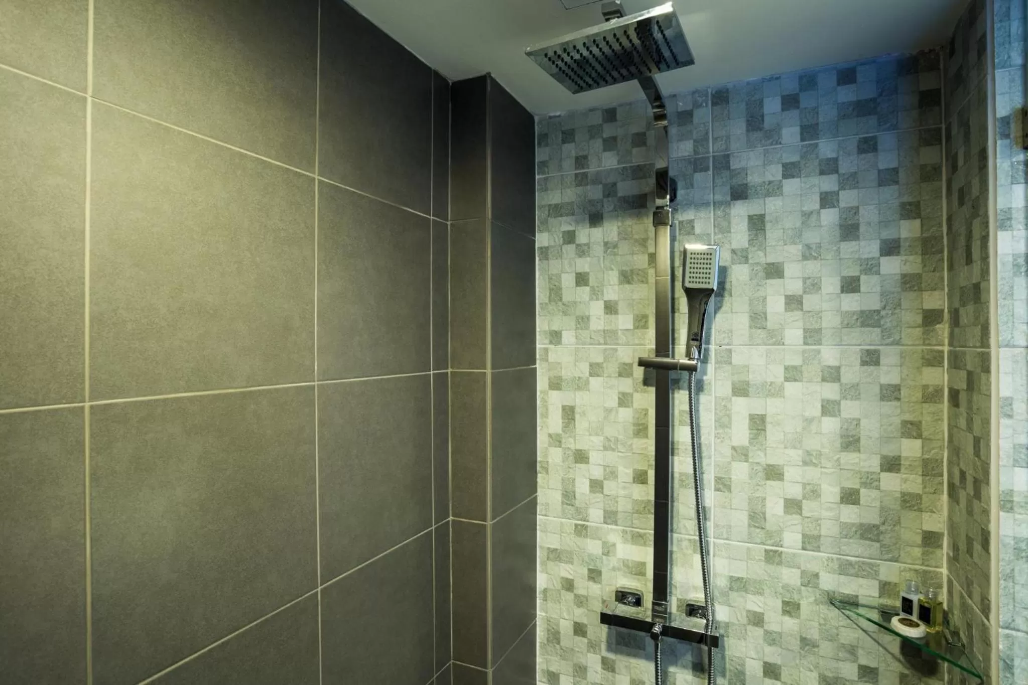 Shower in Art De Sea Hua Hin
