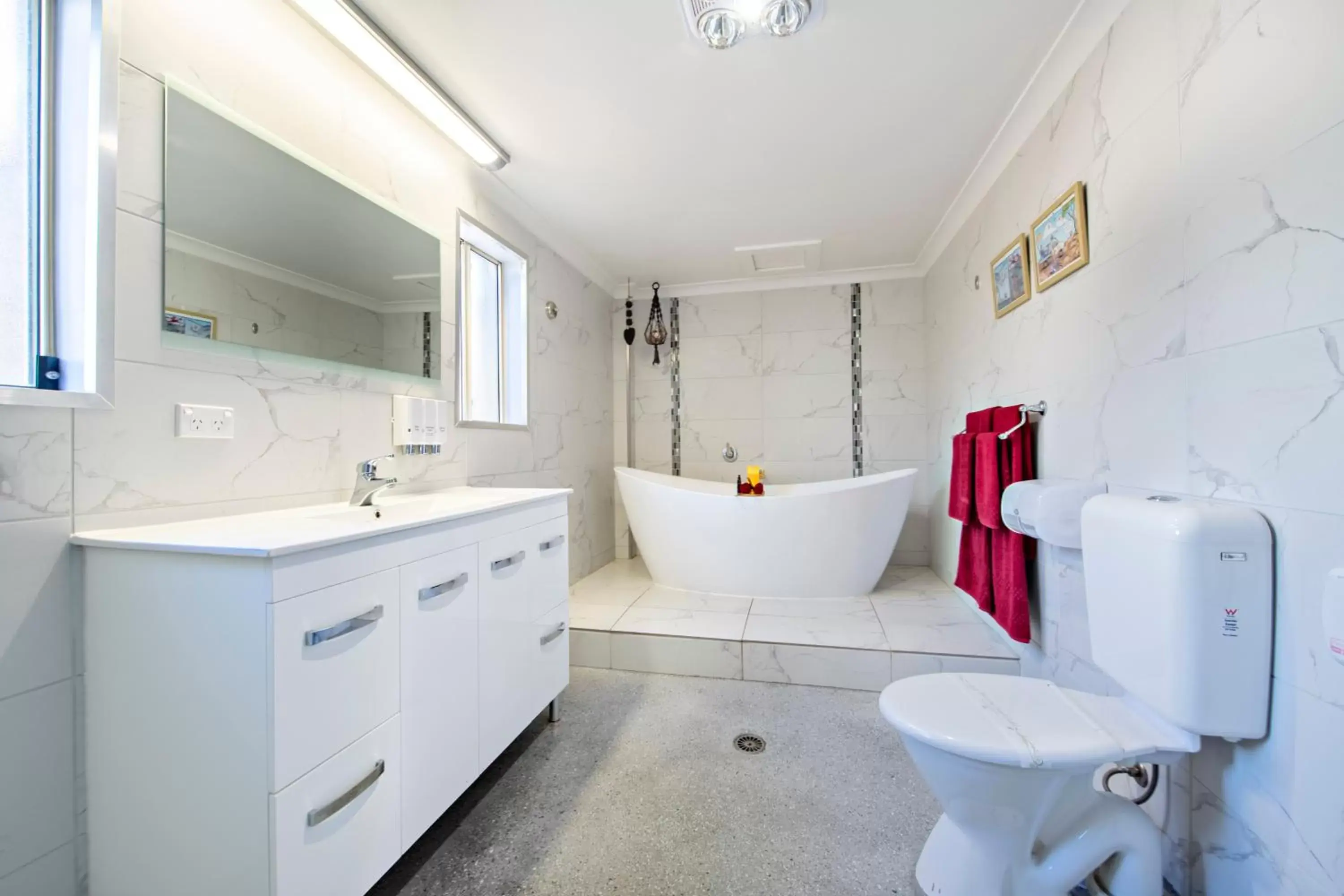 Bathroom in Shearing Shed Motor Inn