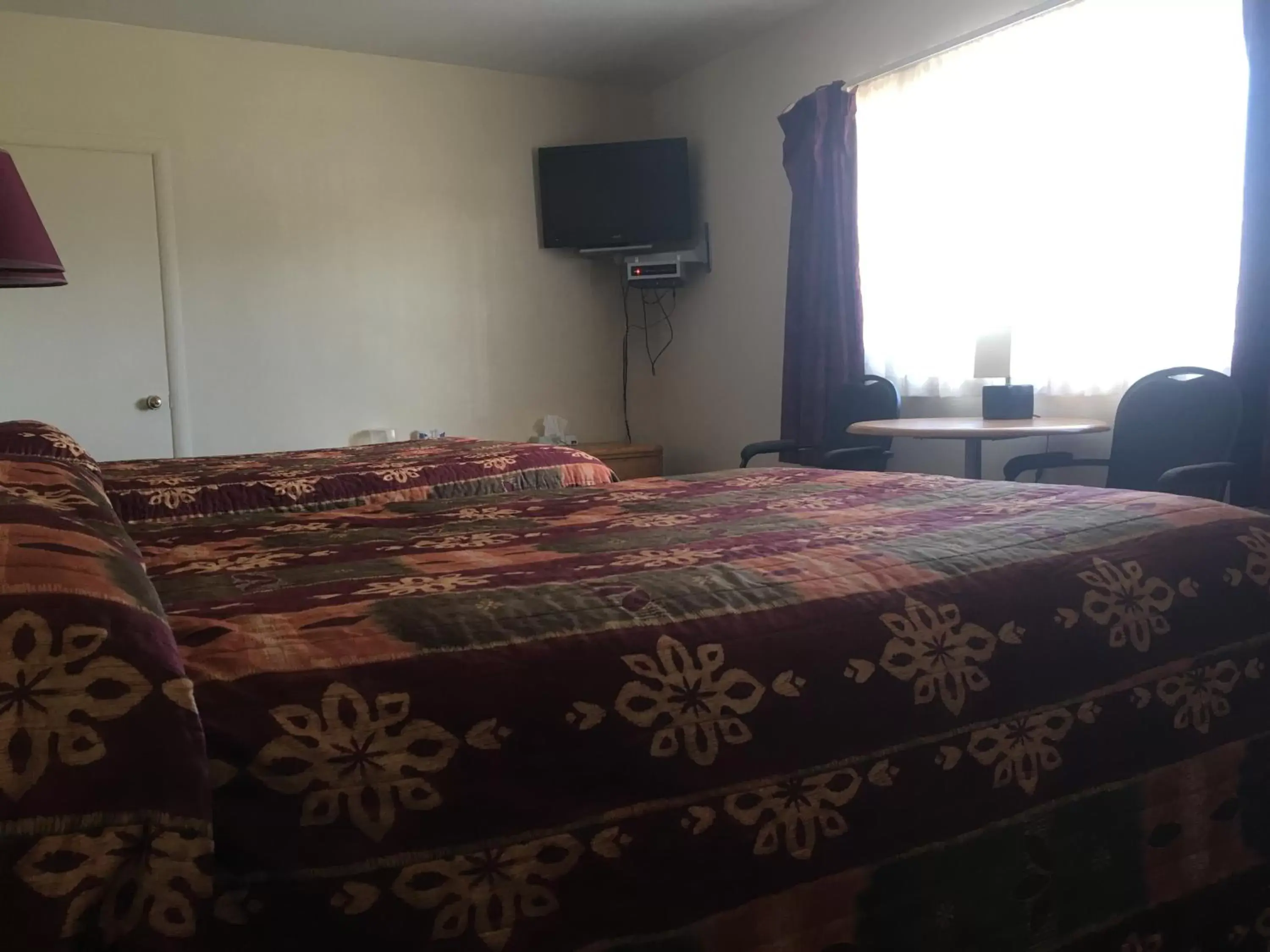 Photo of the whole room, Bed in Fundy Spray Motel