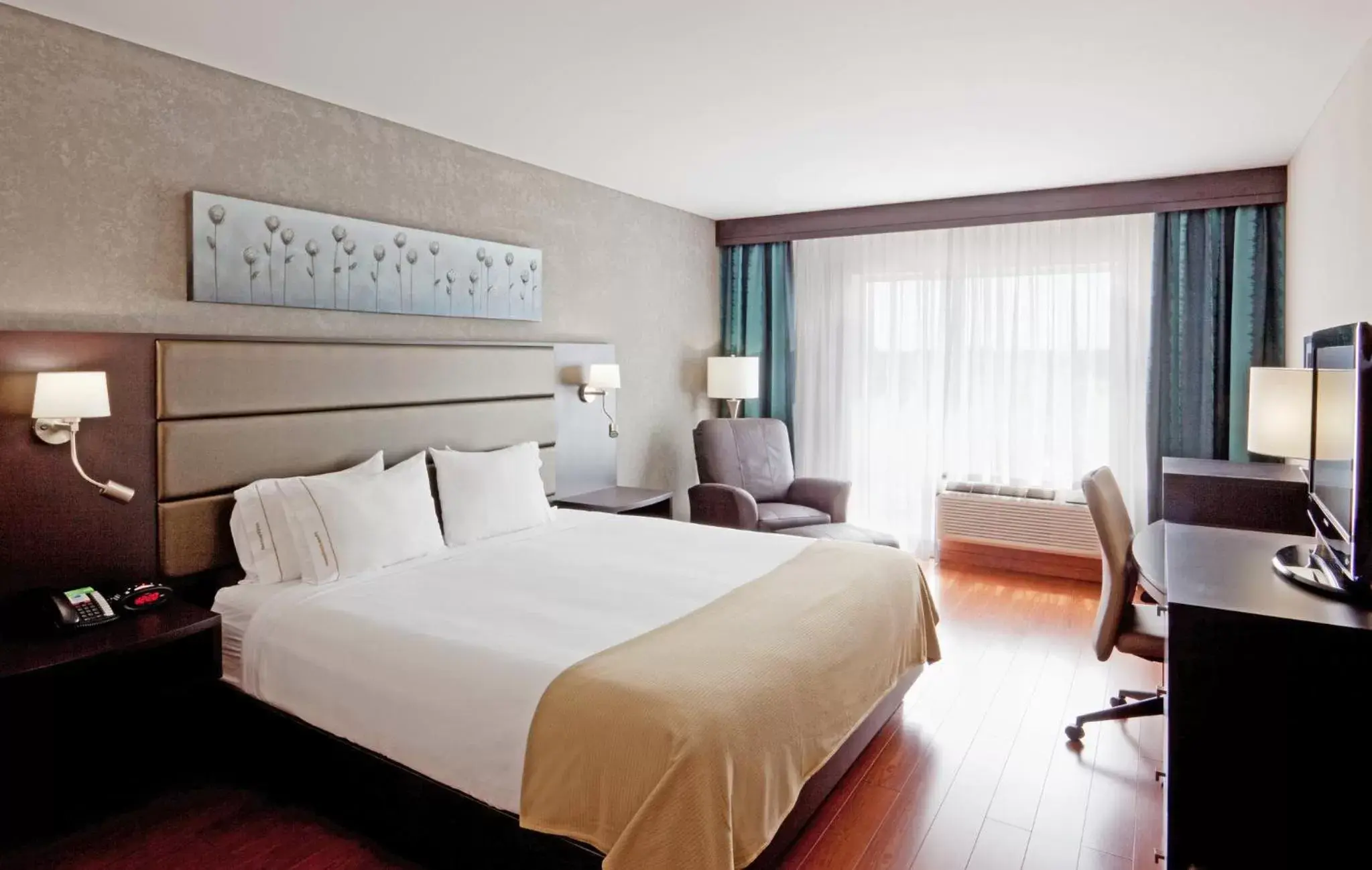 Photo of the whole room, Bed in Holiday Inn Express Hotel & Suites Saint - Hyacinthe, an IHG Hotel