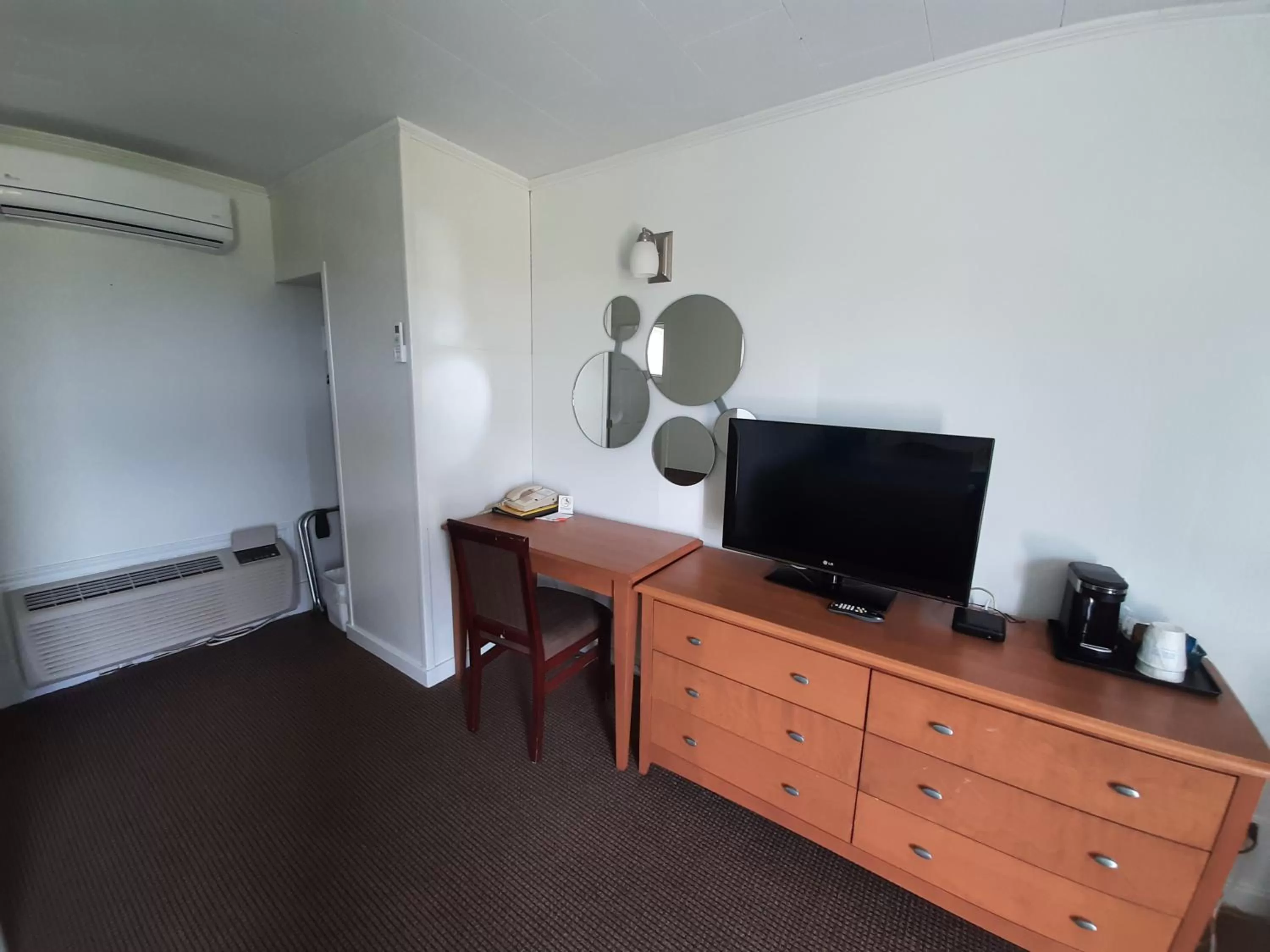 TV and multimedia in Howard Johnson by Wyndham Woodstock NB