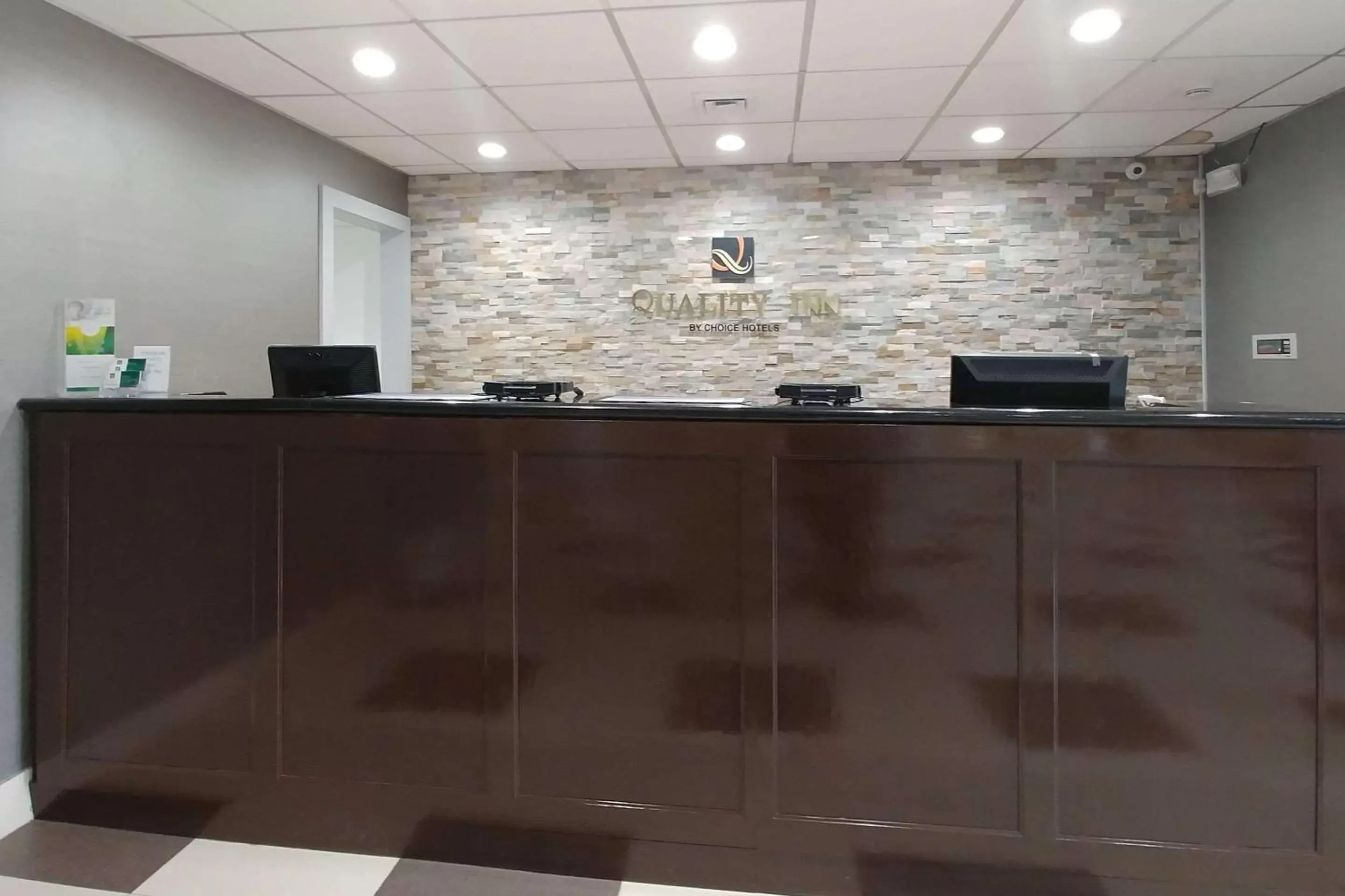 Lobby or reception in Quality Inn Dublin I-81