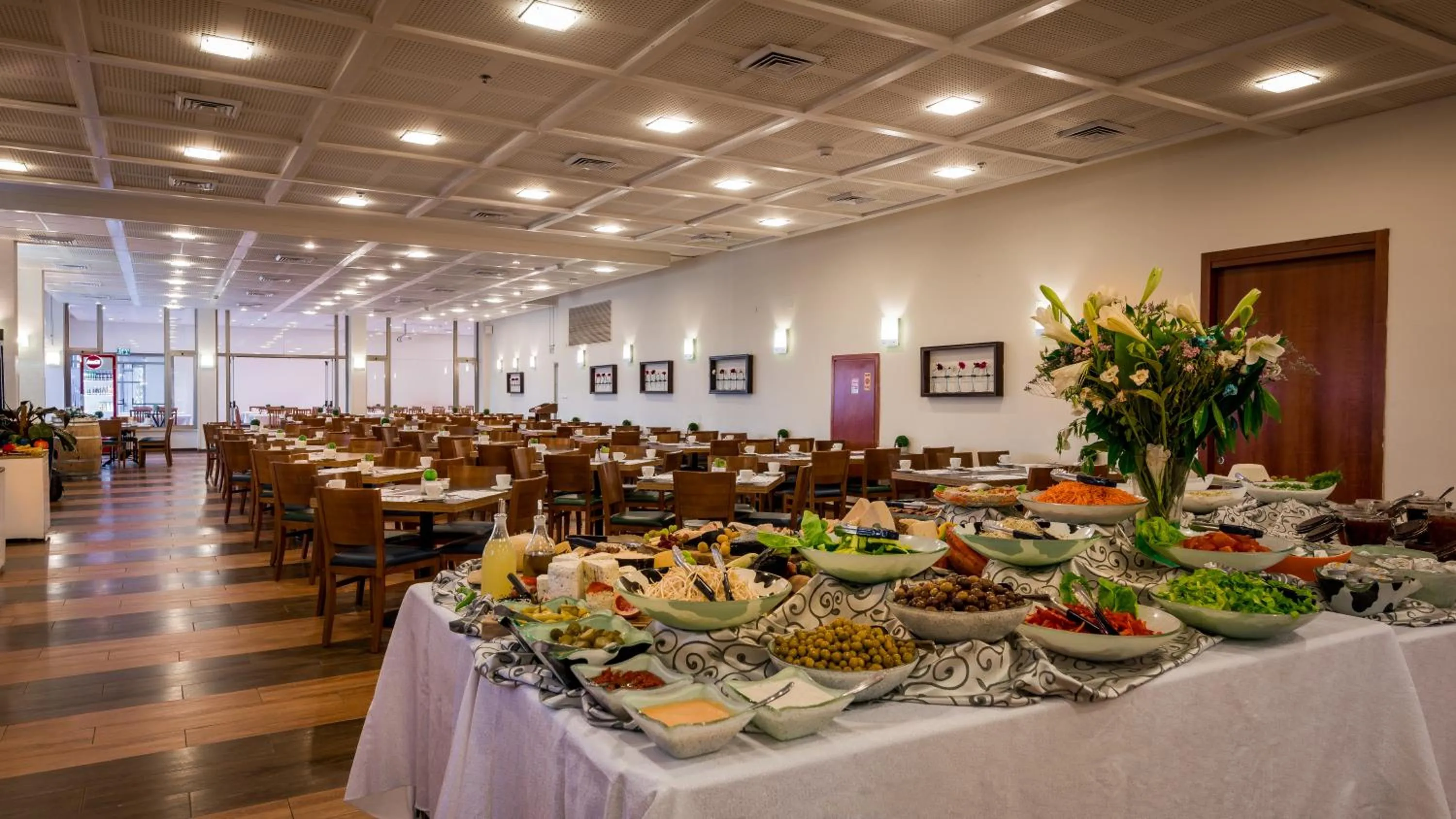 Restaurant/places to eat in C Hotel Neve Ilan