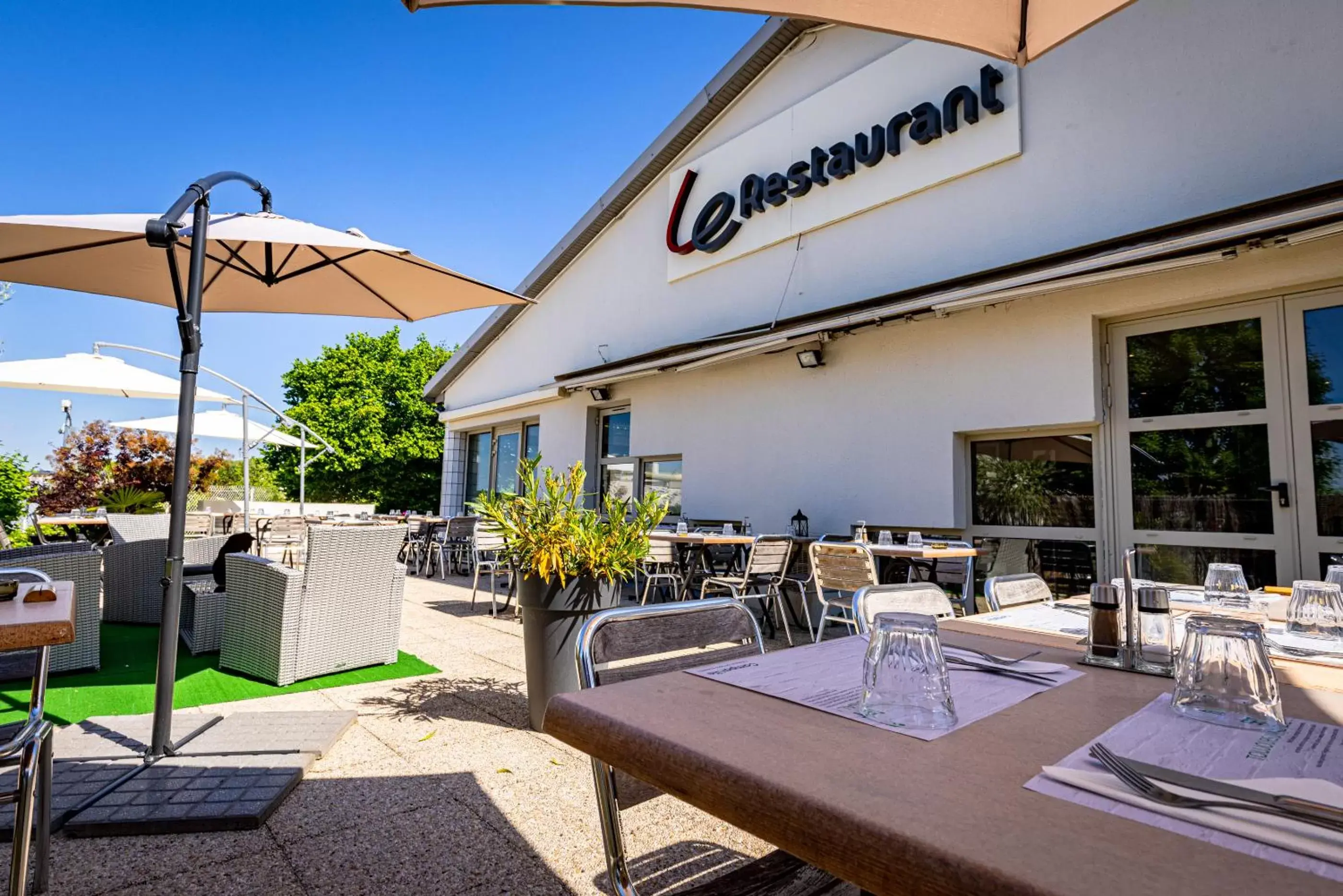 Property building, Restaurant/Places to Eat in Campanile Dijon Nord - Toison D'or